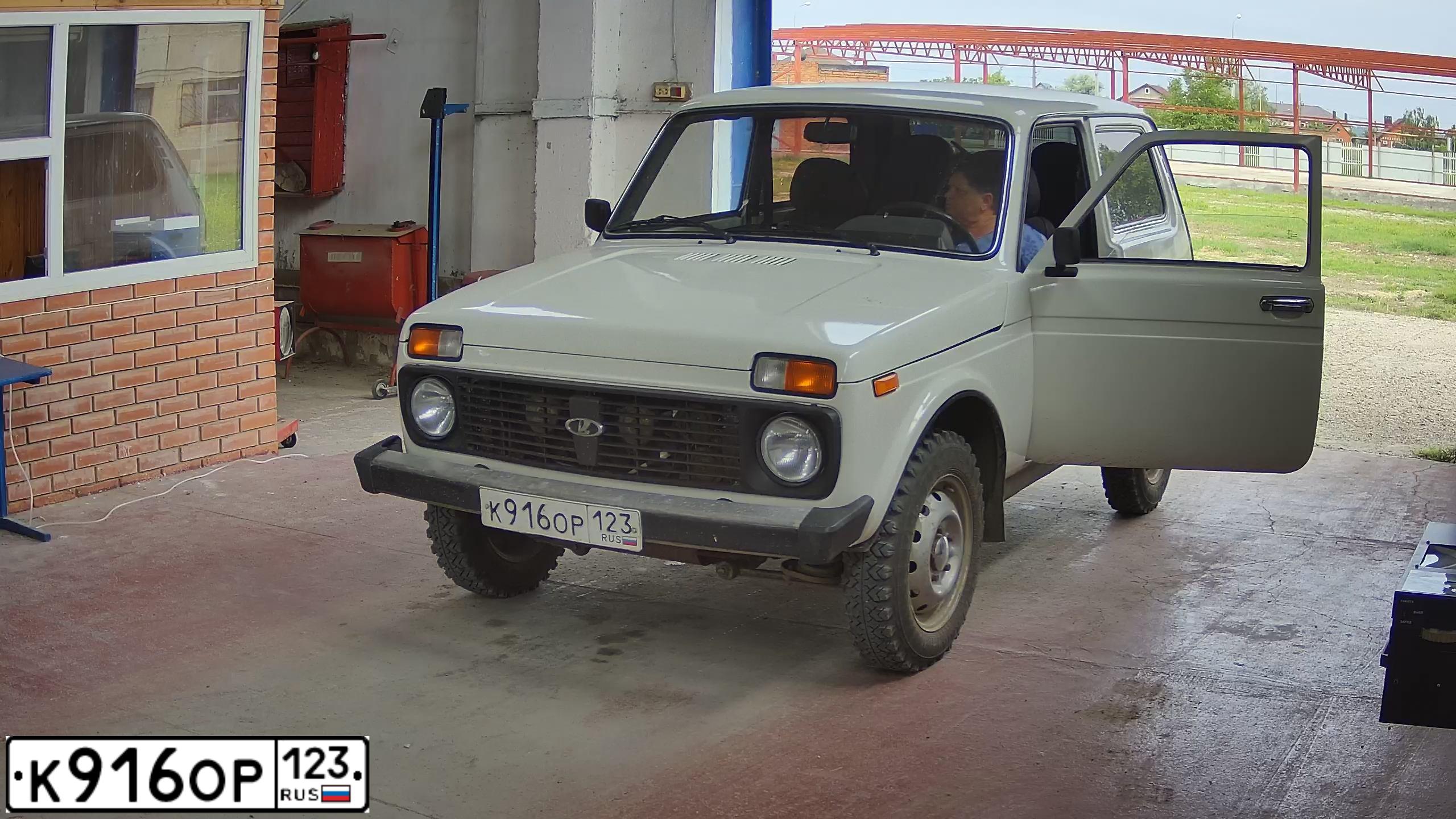 Фото автомобиля LADA 2121 NIVA, 2010 — госномер К916ОР123. Цвет: ЯРКО-БЕЛЫЙ