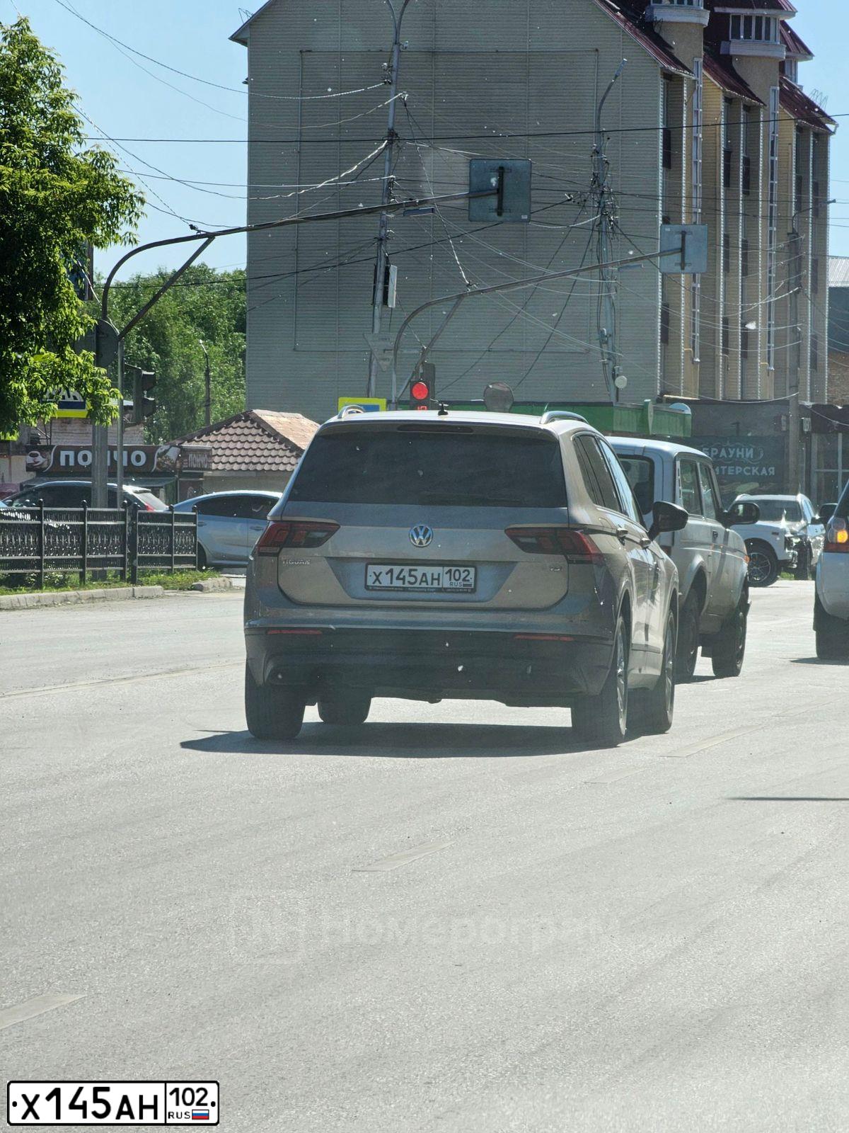 Фото автомобиля VOLKSWAGEN TIGUAN, 2018 — госномер Х145АН102. Цвет: БЕЖЕВЫЙ