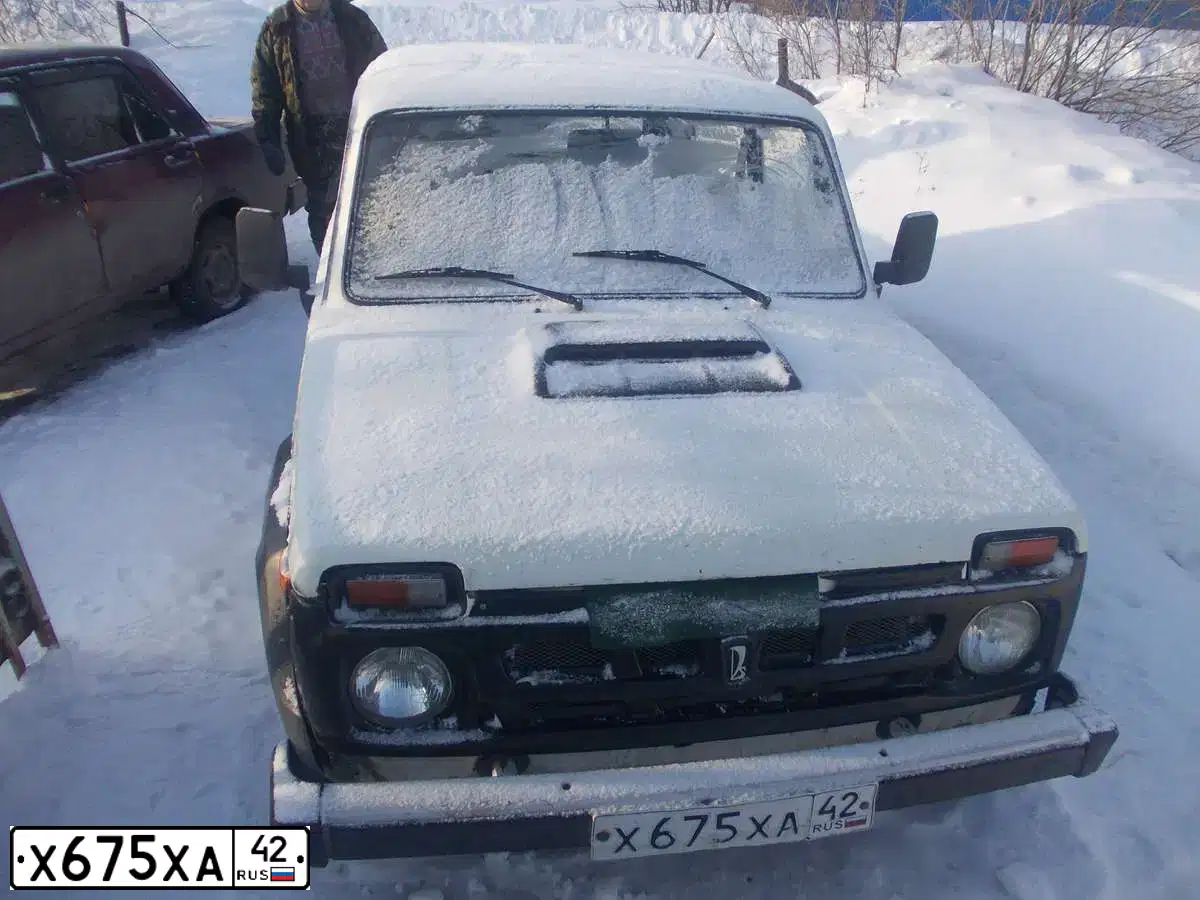 Фото автомобиля LADA 2121 NIVA, 1993 — госномер Х675ХА42. Цвет: Белый