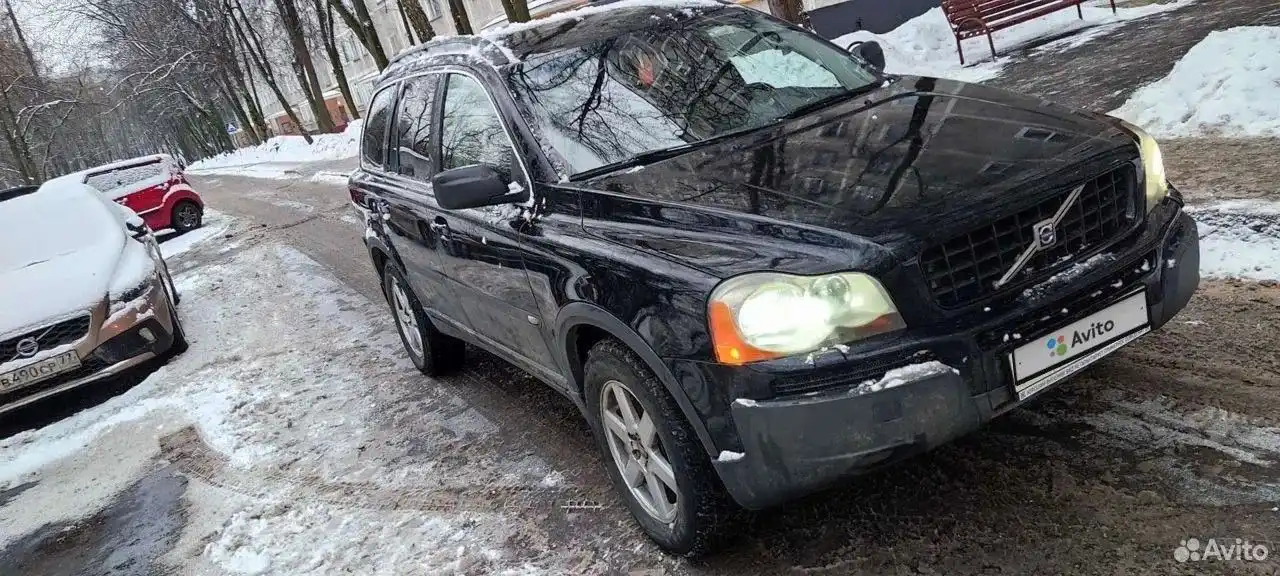 Фото автомобиля VOLVO V40, 2013 — госномер В490СР77. Цвет: БРОНЗОВЫЙ