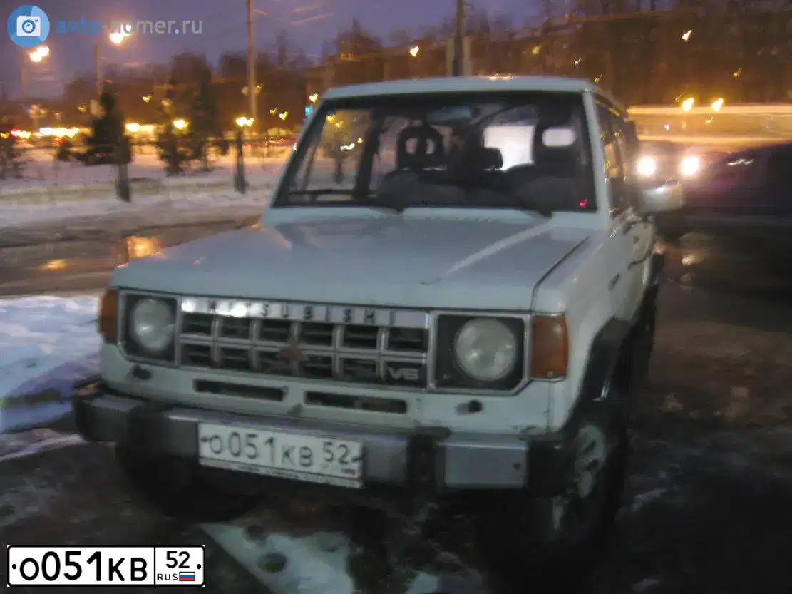 Фото автомобиля MITSUBISHI MONTERO, 1988 — госномер О051КВ52. Цвет: СЕРЫЙ