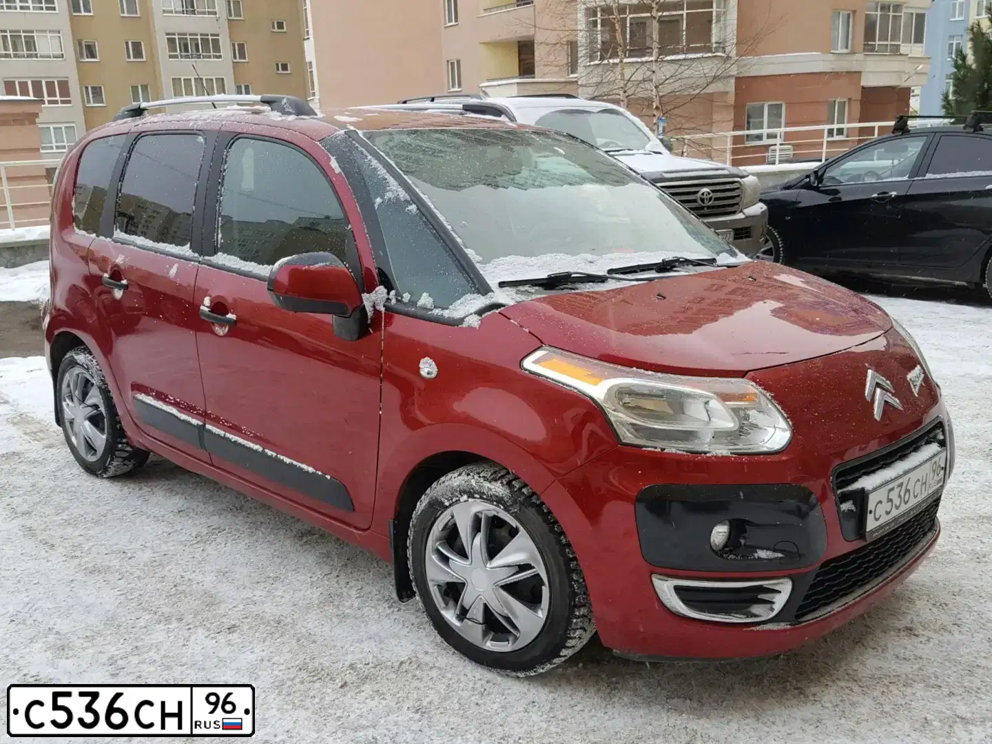 Фото автомобиля CITROEN C3 PICASSO, 2012 — госномер С536СН96. Цвет: Красный