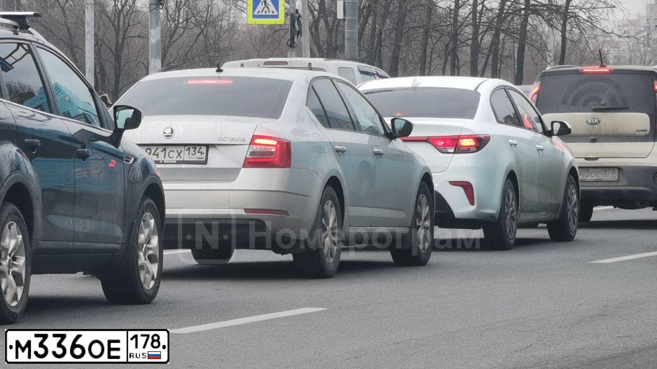 Фото автомобиля HYUNDAI H 1/H 100/STAREX, 2003 — госномер М336ОЕ178. Цвет: ТЕМНО-СЕРЫЙ