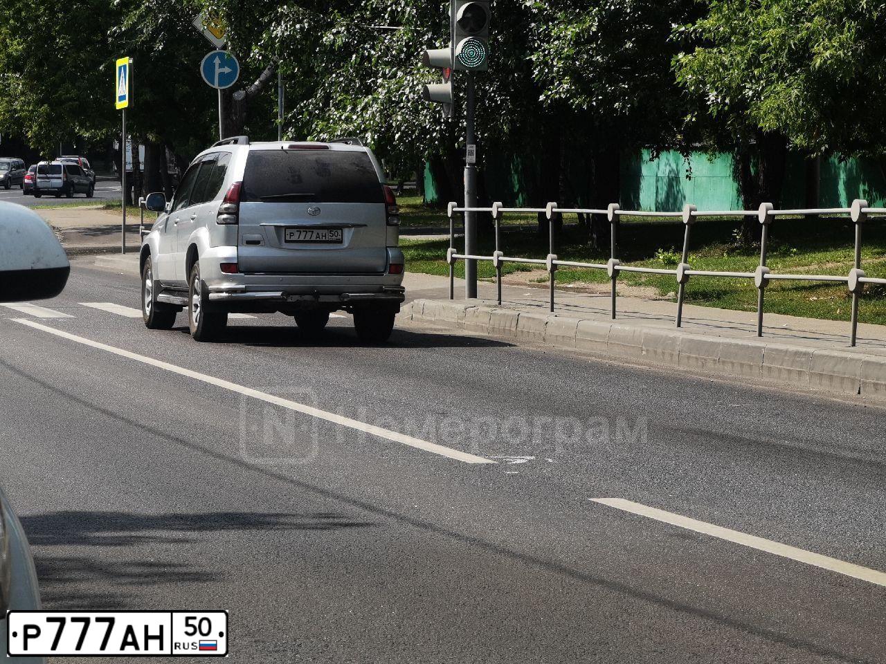 Фото автомобиля LANDROVER DISCOVERY, 2008 — госномер Р777АН50. Цвет: СЕРЫЙ ТЕМНЫЙ