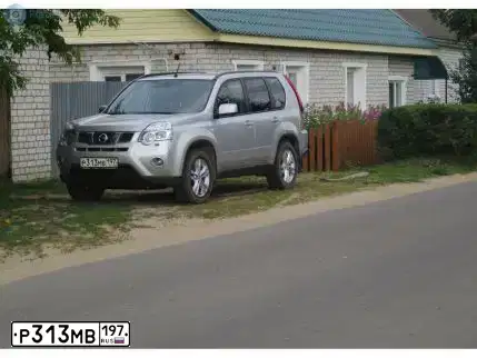 Фото автомобиля NISSAN X-TRAIL, 2014 — госномер Е402НК777. Цвет: СЕРЫЙ