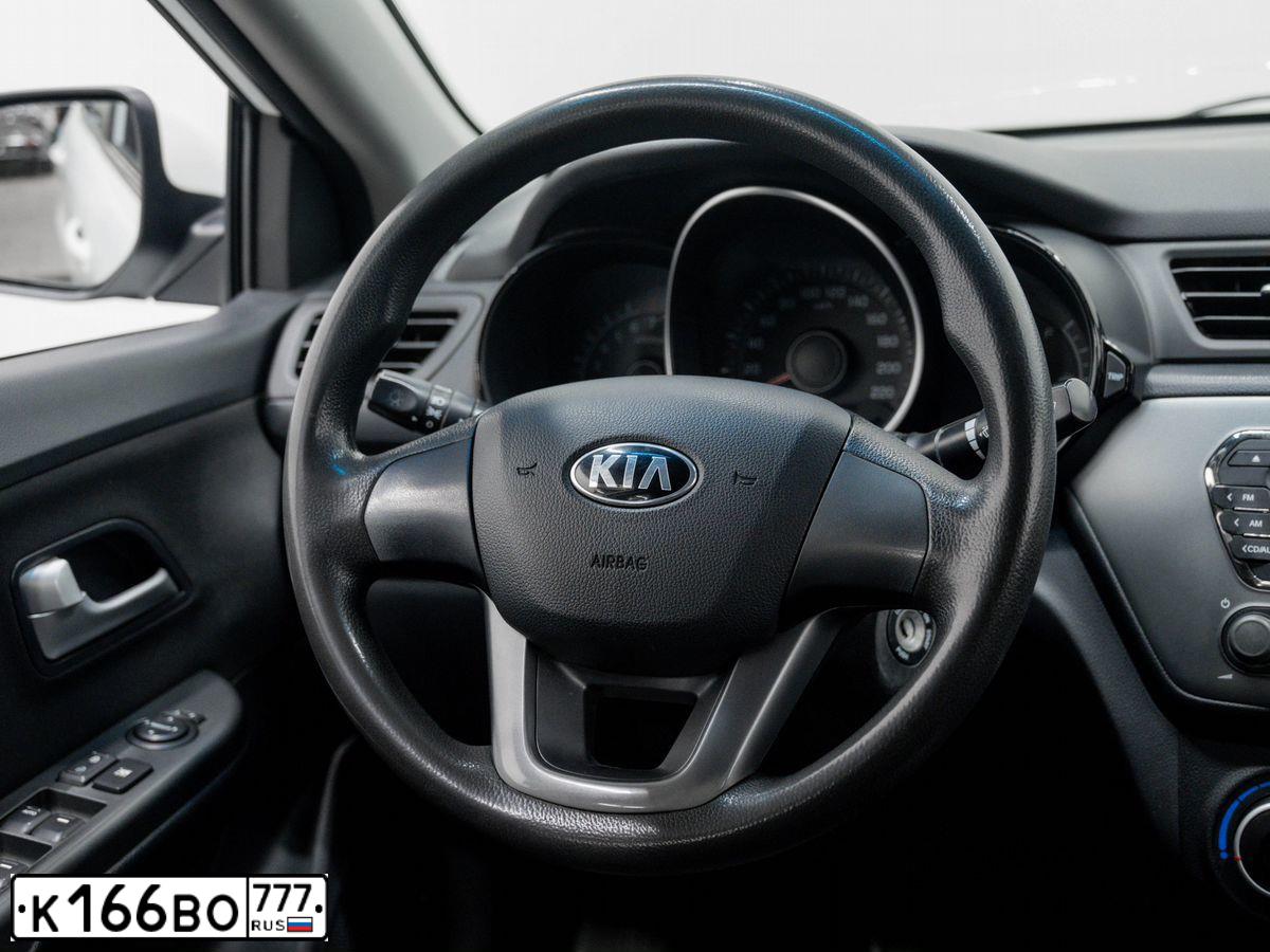Фото автомобиля KIA RIO, 2014 — госномер К166ВО777. Цвет: Белый