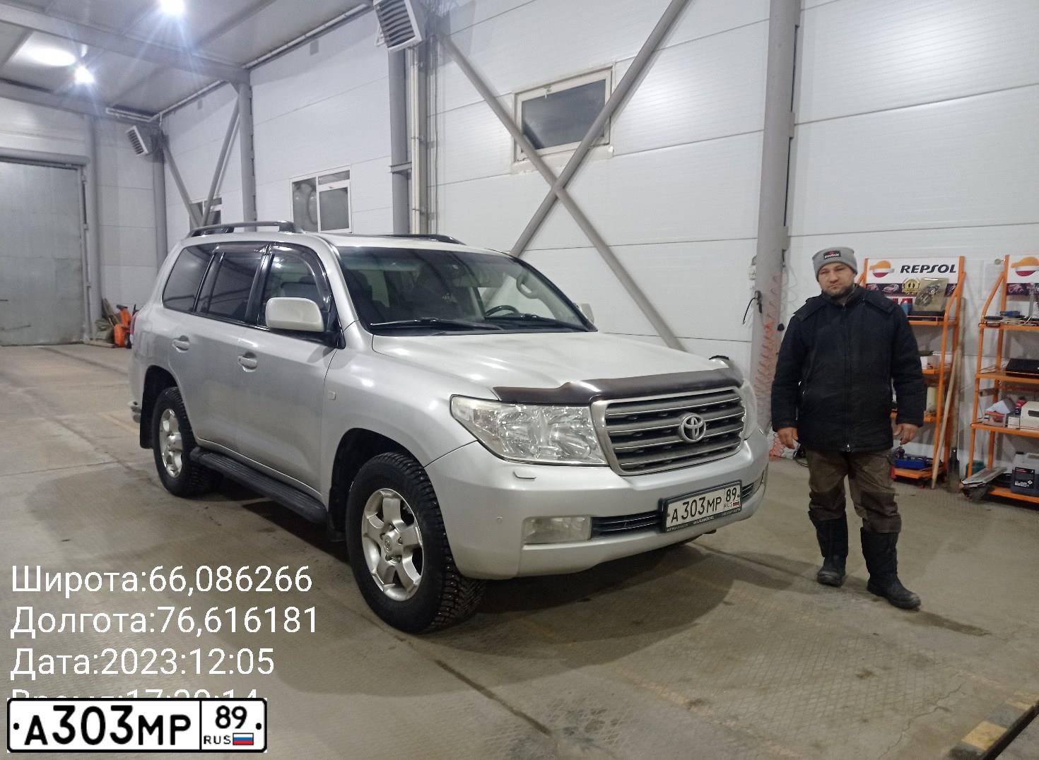 Фото автомобиля TOYOTA LANDCRUISER 200, 2009 — госномер А303МР89. Цвет: СЕРЕБРИСТЫЙ