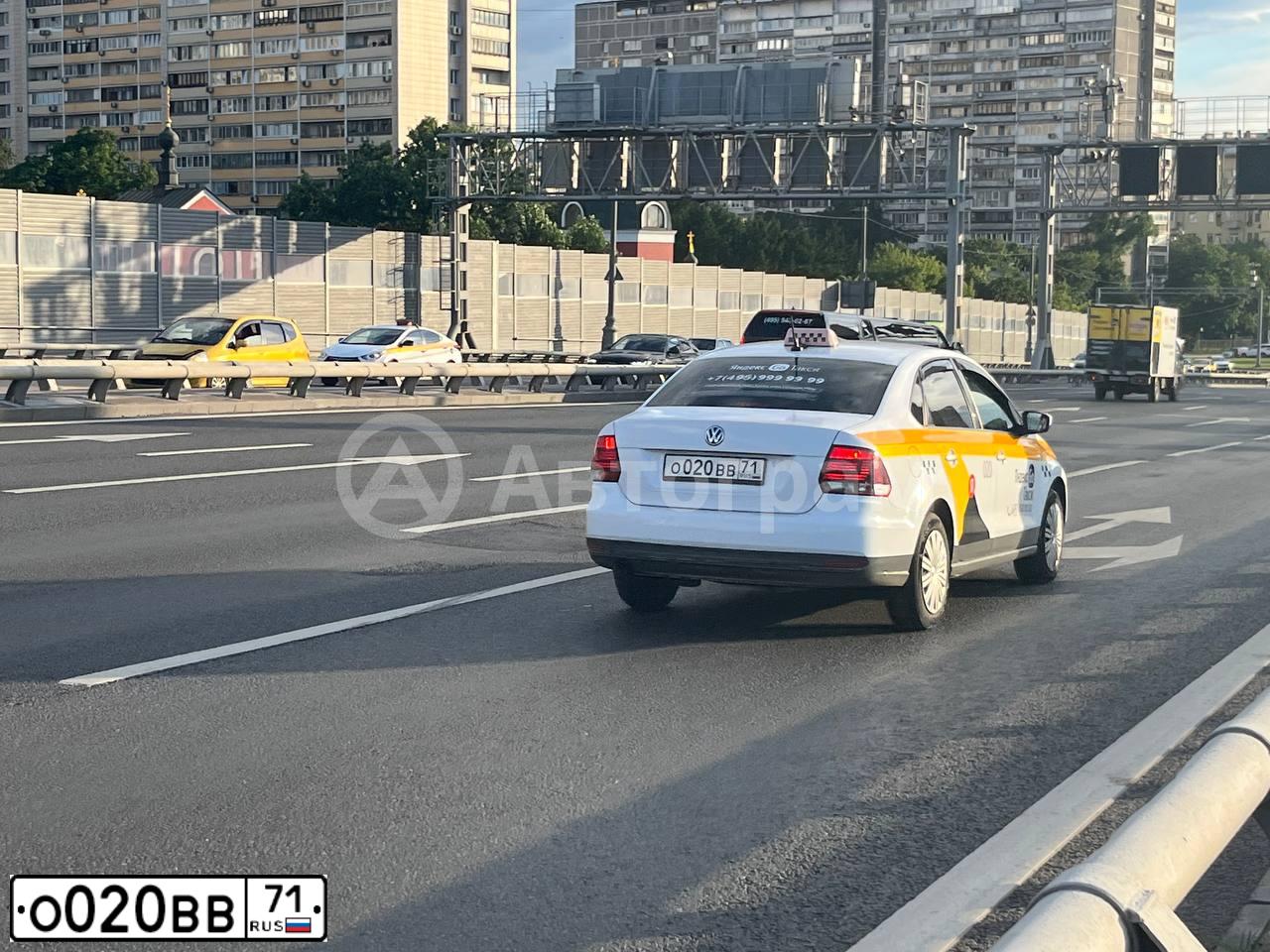 Фото автомобиля VOLKSWAGEN POLO, 2019 — госномер О020ВВ71. Цвет: БЕЛЫЙ-ЖЕЛТЫЙ-СЕРЫЙ