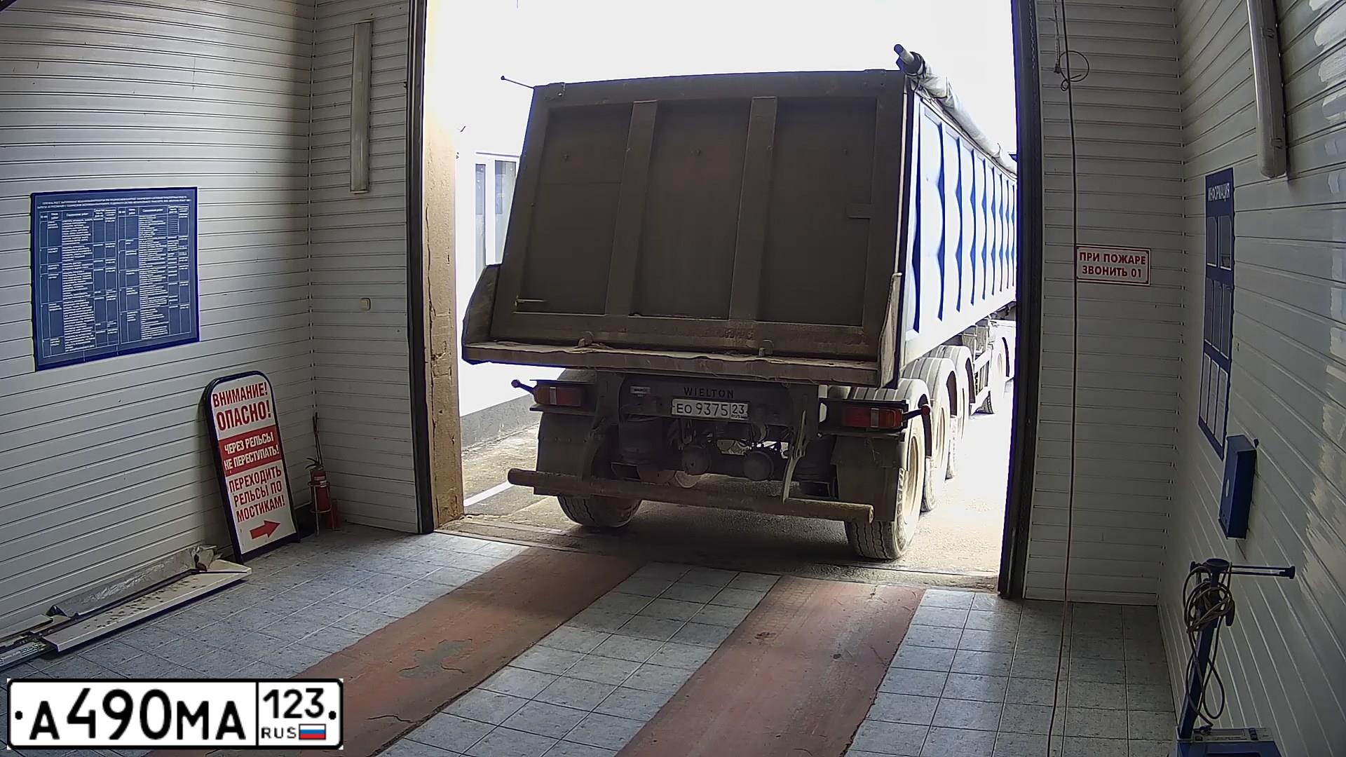 Фото автомобиля VOLVO SERIE FM /4X2/, 2013 — госномер А490МА123. Цвет: синий
