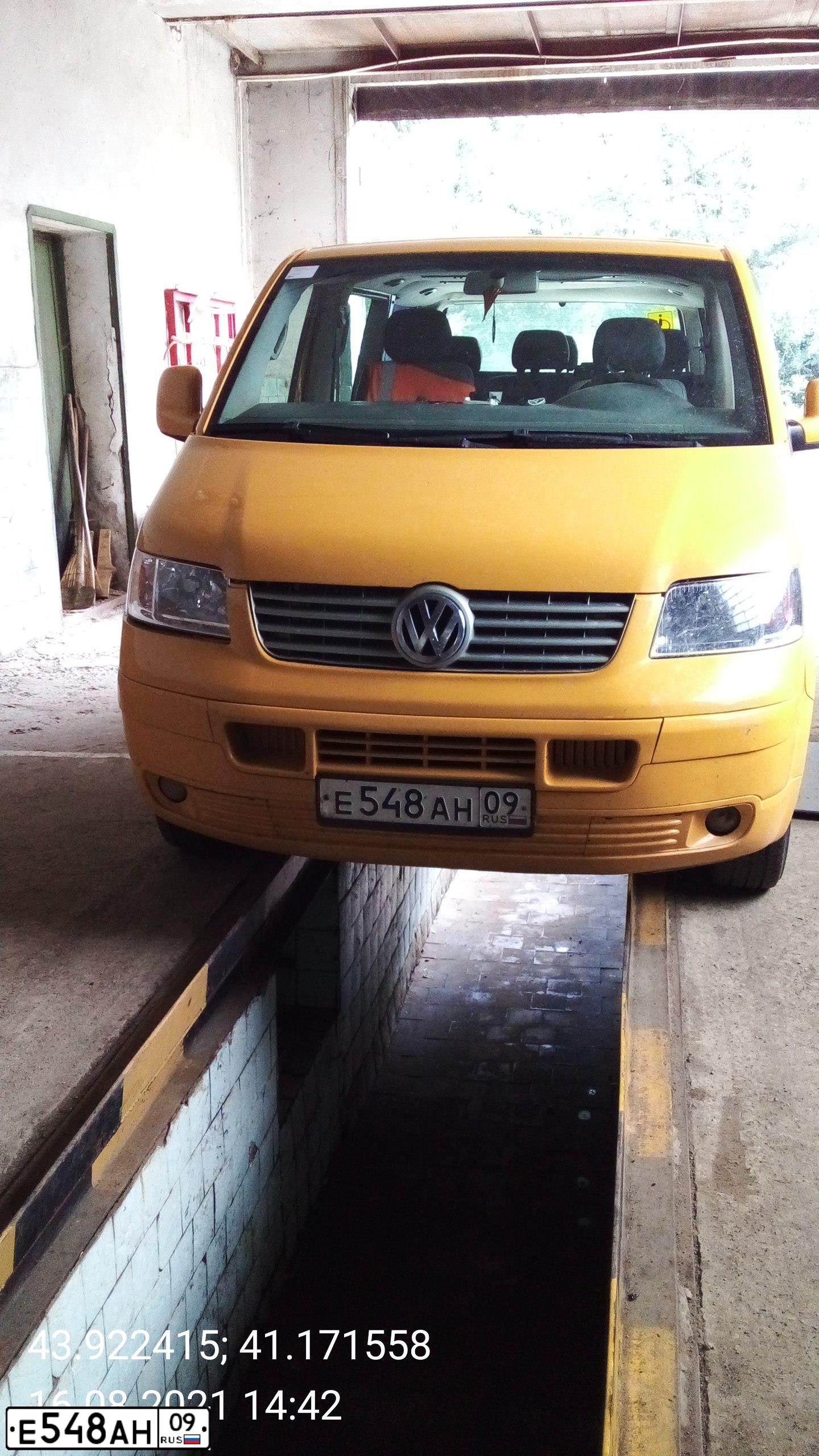 Фото автомобиля VOLKSWAGEN TRANSPORTER, 2003 — госномер А011НВ09. Цвет: ЖЁЛТЫЙ