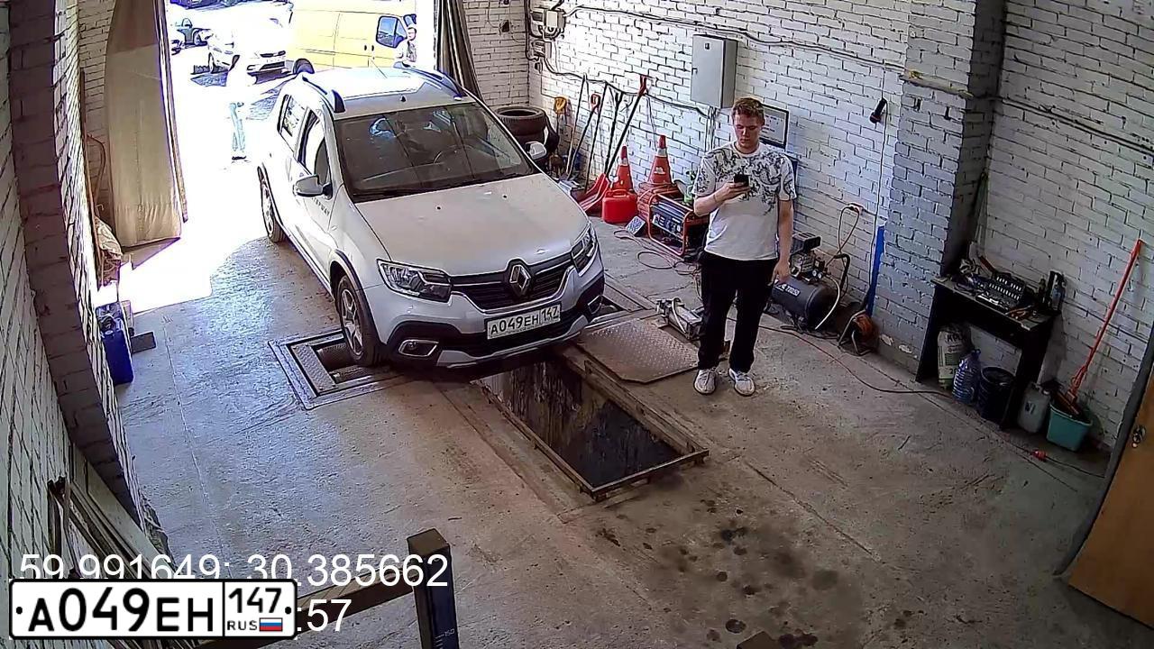 Фото автомобиля RENAULT SANDERO, 2020 — госномер Т397МР198. Цвет: СЕРЫЙ