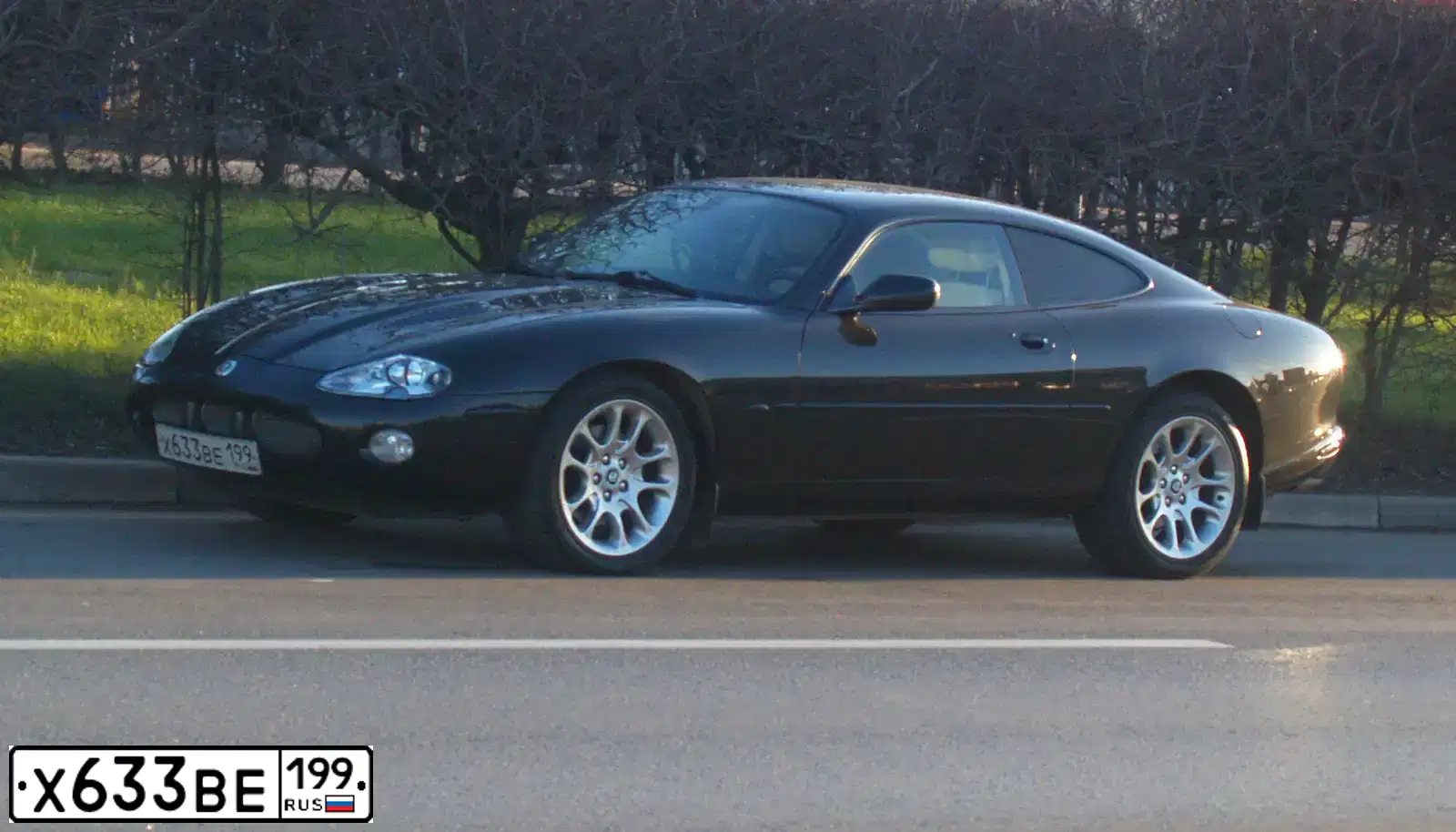 Фото автомобиля JAGUAR XKR-SERIE, 2002 — госномер Х633ВЕ199. Цвет: ЧЕРНЫЙ