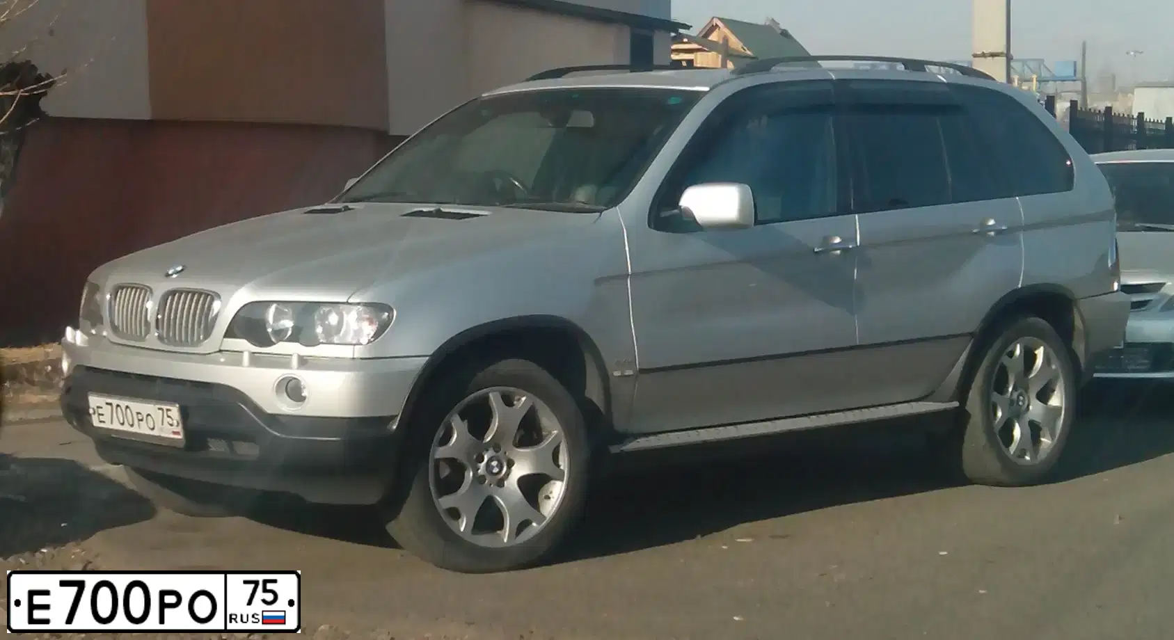 Фото автомобиля BMW X5, 2003 — госномер Е700РО75. Цвет: СЕРЫЙ