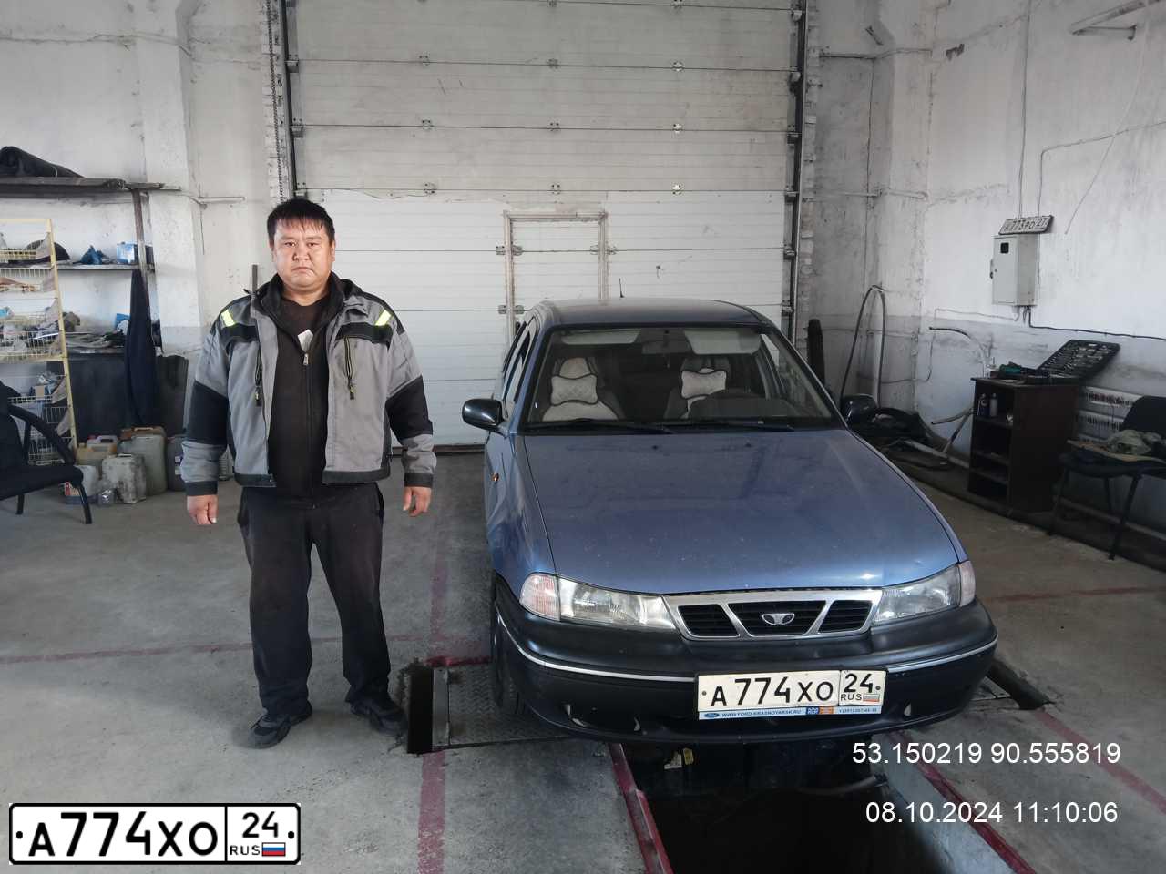 Фото автомобиля DAEWOO NEXIA, 2007 — госномер А774ХО24. Цвет: Перламутрово-голубой
