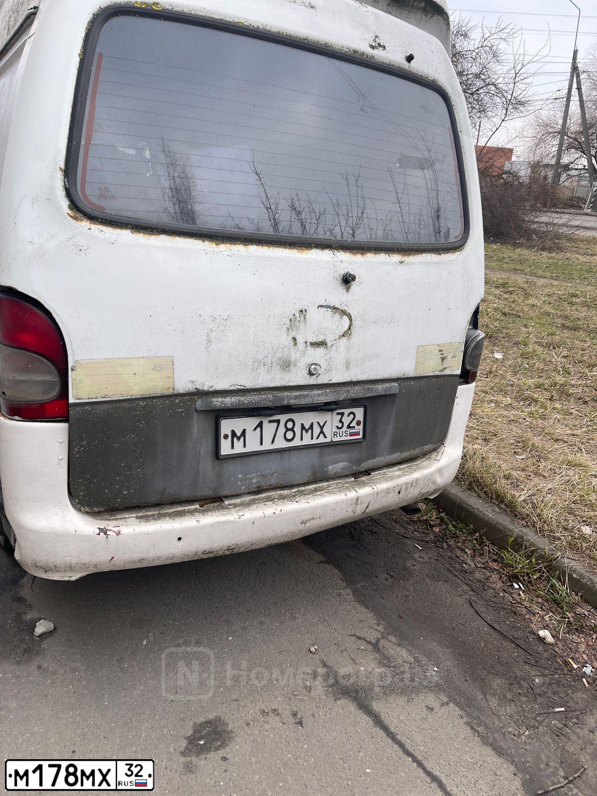 Фото автомобиля HYUNDAI H 1/H 100/STAREX, 1995 — госномер М178МХ32. Цвет: Белый