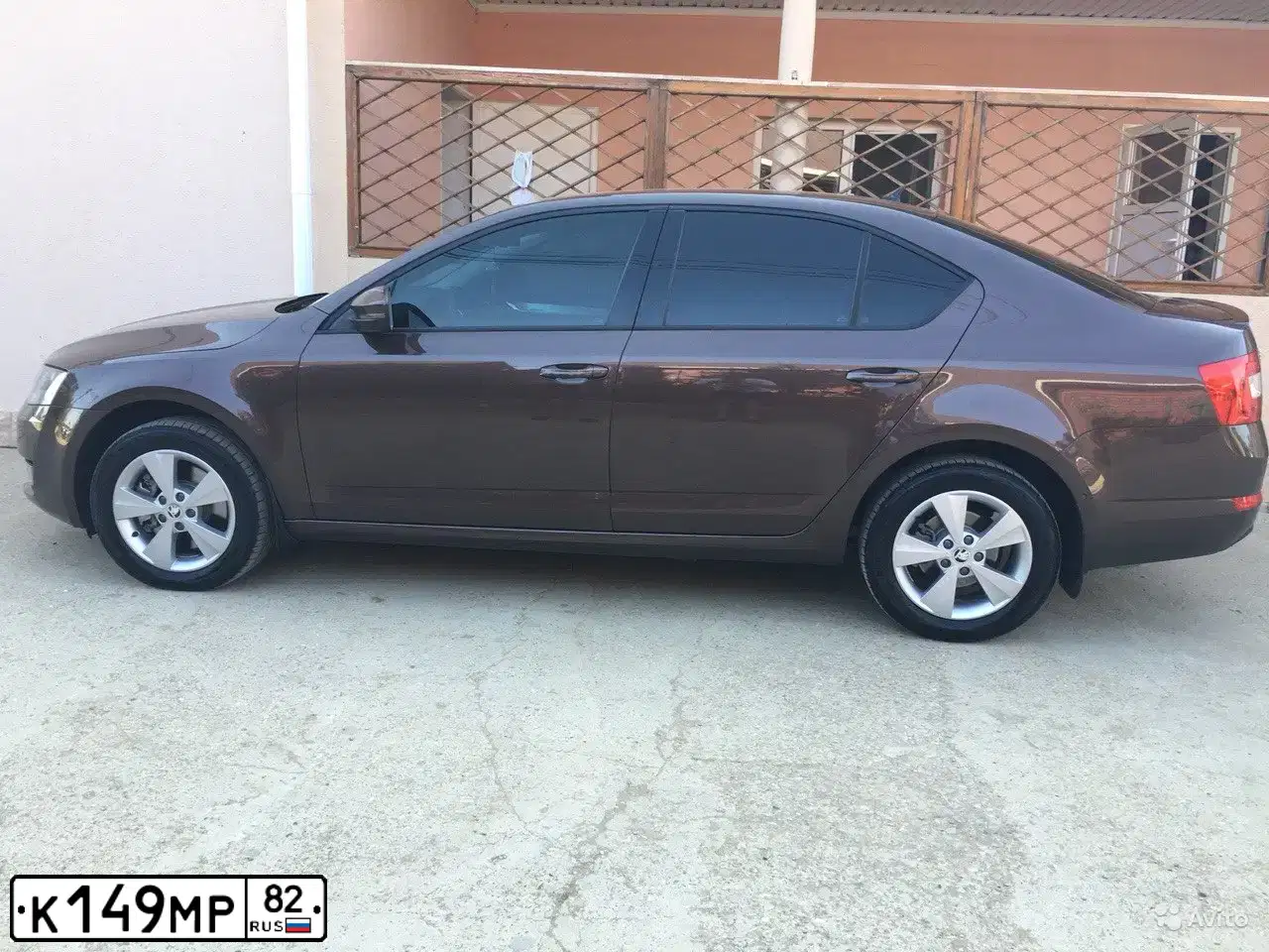 Фото автомобиля SKODA OCTAVIA, 2015 — госномер С610ЕР164. Цвет: Коричневый