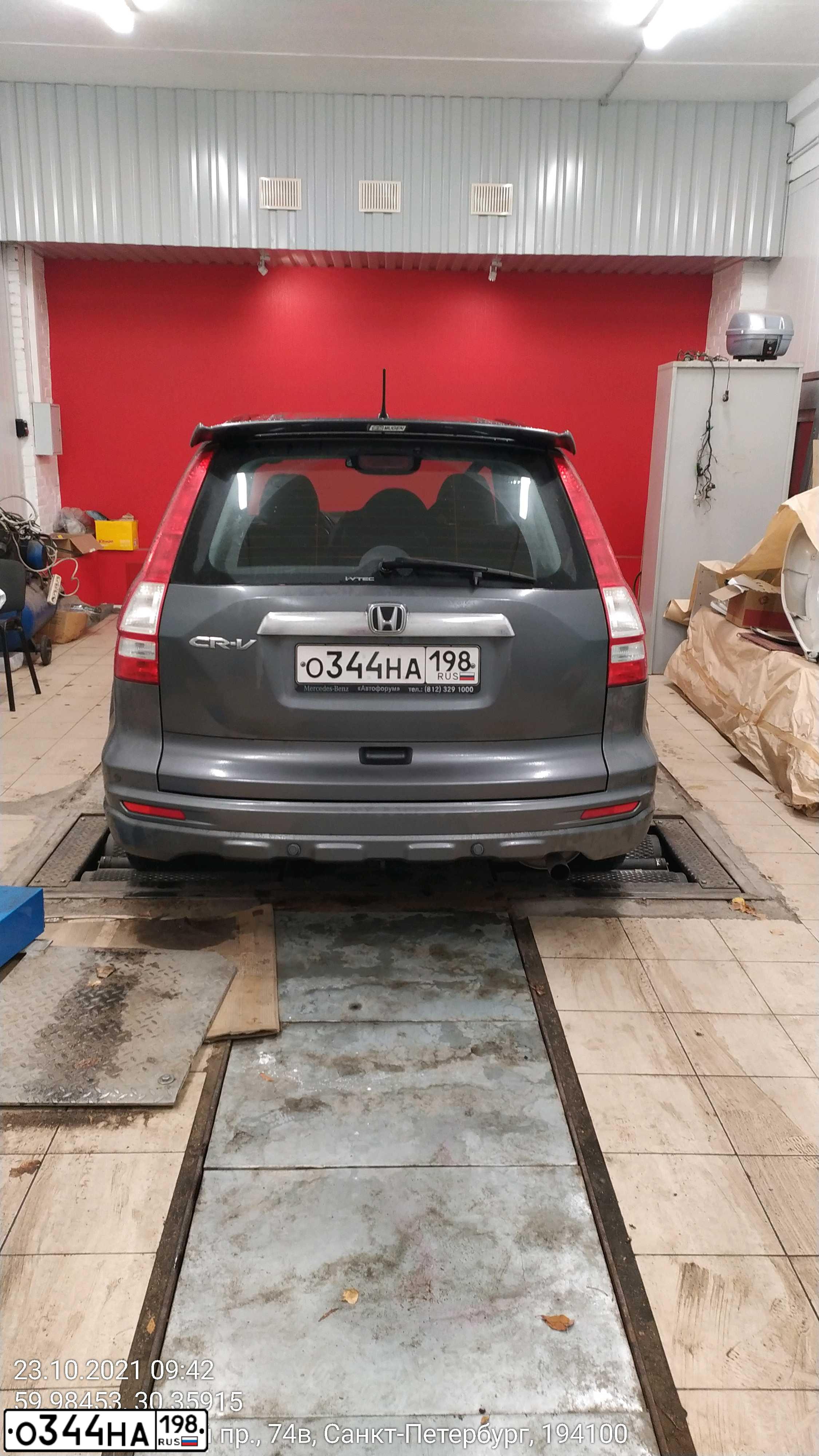 Фото автомобиля HONDA CR-V, 2011 — госномер К105ЕХ178. Цвет: СЕРЫЙ