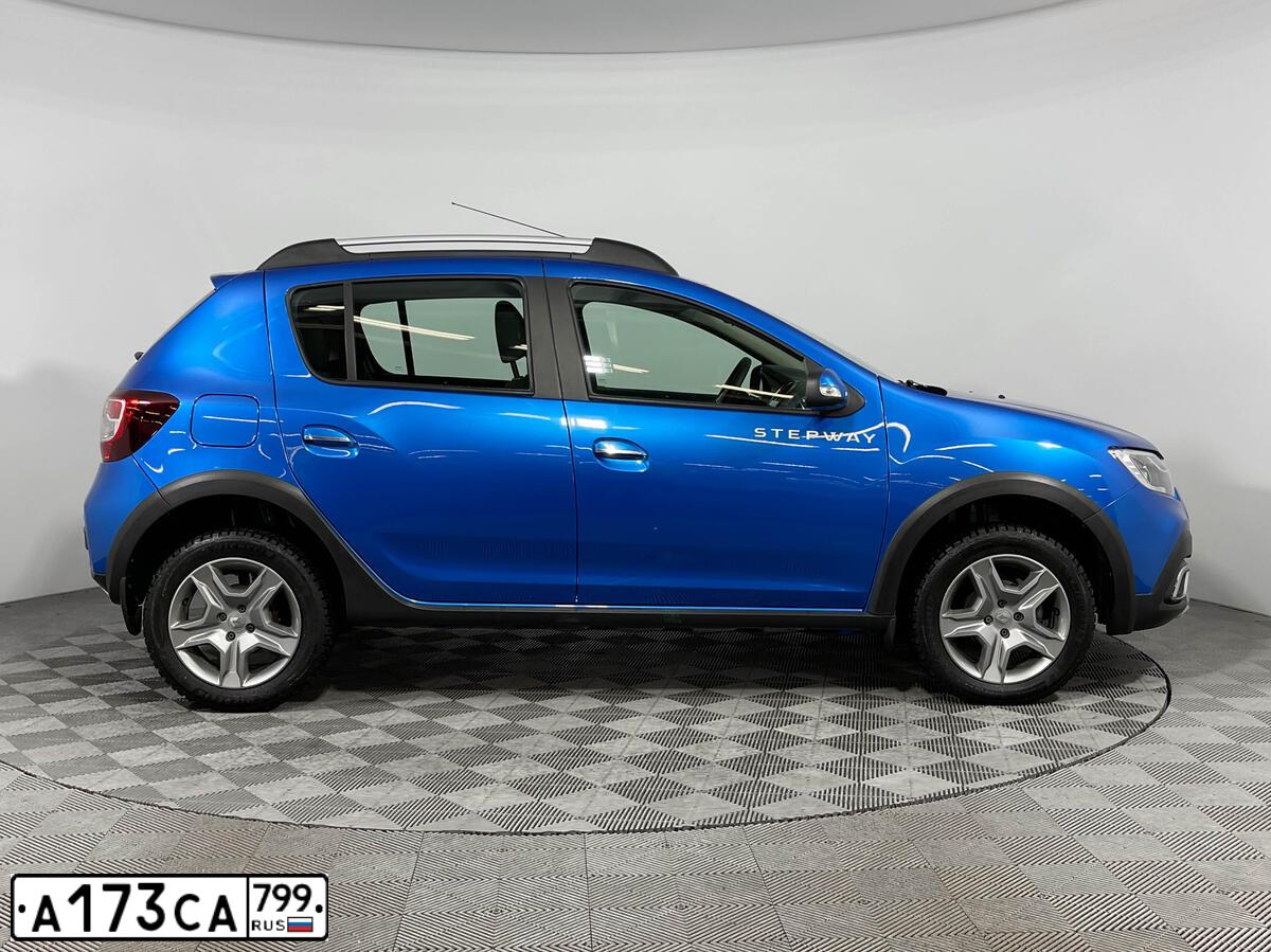 Фото автомобиля RENAULT SANDERO, 2019 — госномер Р157ВК977. Цвет: СВЕТЛО-СИНИЙ