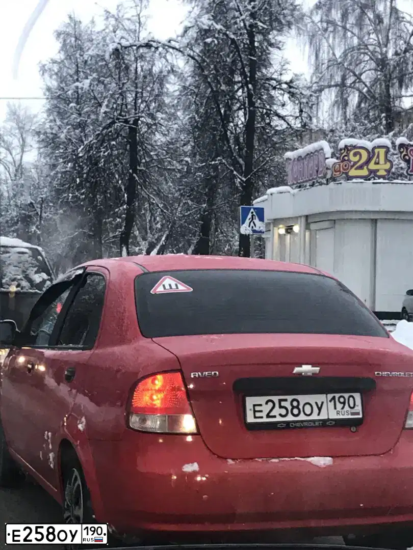 Фото автомобиля CHEVROLET AVEO, 2005 — госномер Е258ОУ190. Цвет: Красный