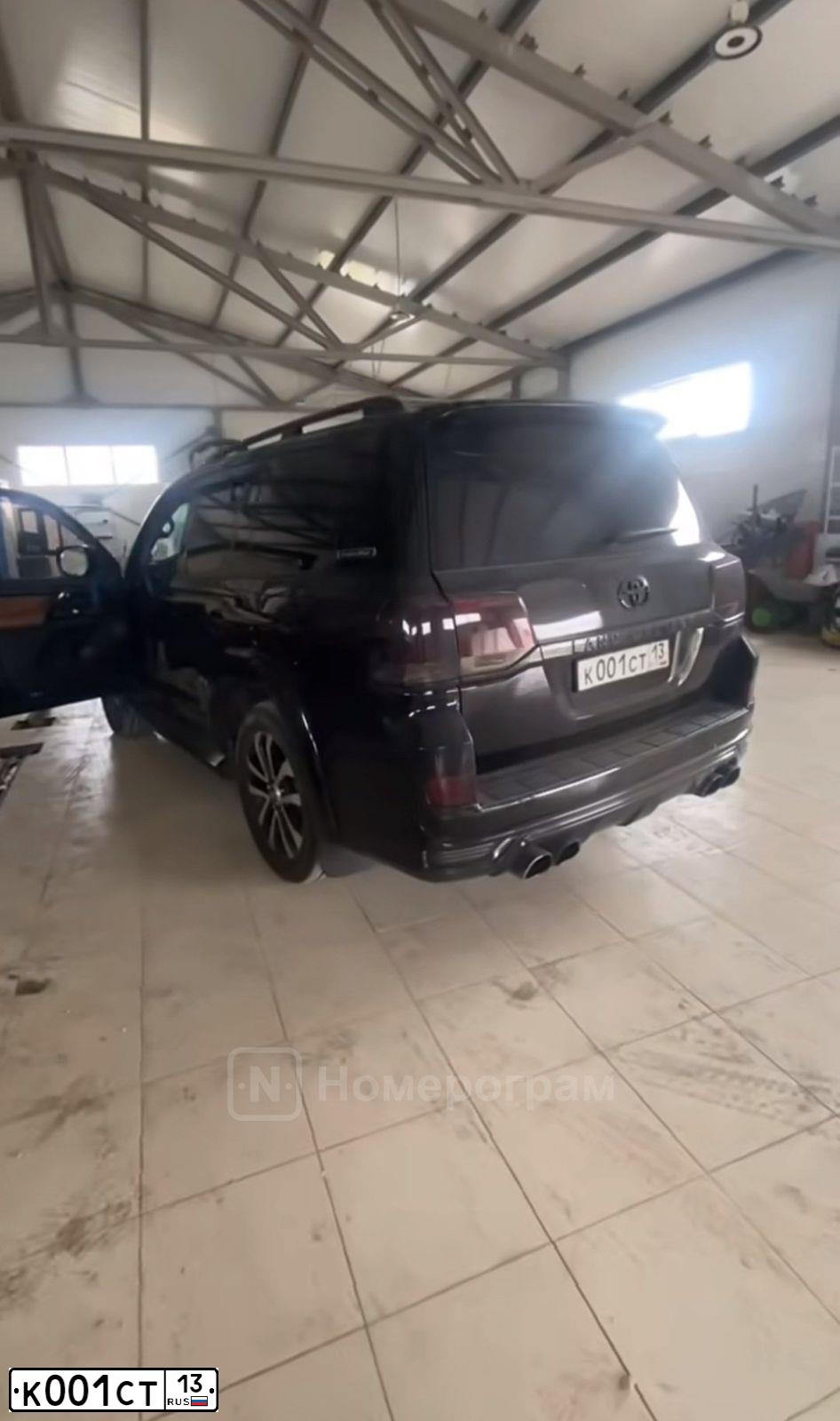 Фото автомобиля TOYOTA LANDCRUISER 200, 2007 — госномер К001СТ13. Цвет: ЧЕРНЫЙ