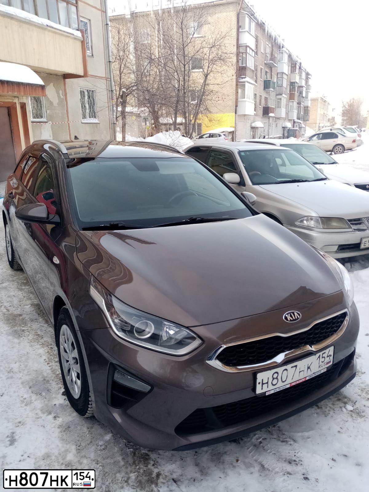 Фото автомобиля KIA CEE'D, 2019 — госномер Р465УК154. Цвет: СЕРО-КОРИЧНЕВЫЙ