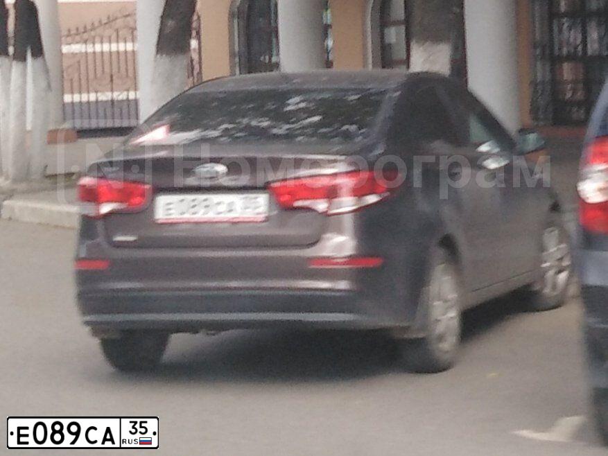 Фото автомобиля KIA RIO, 2015 — госномер Е089СА35. Цвет: Коричневый