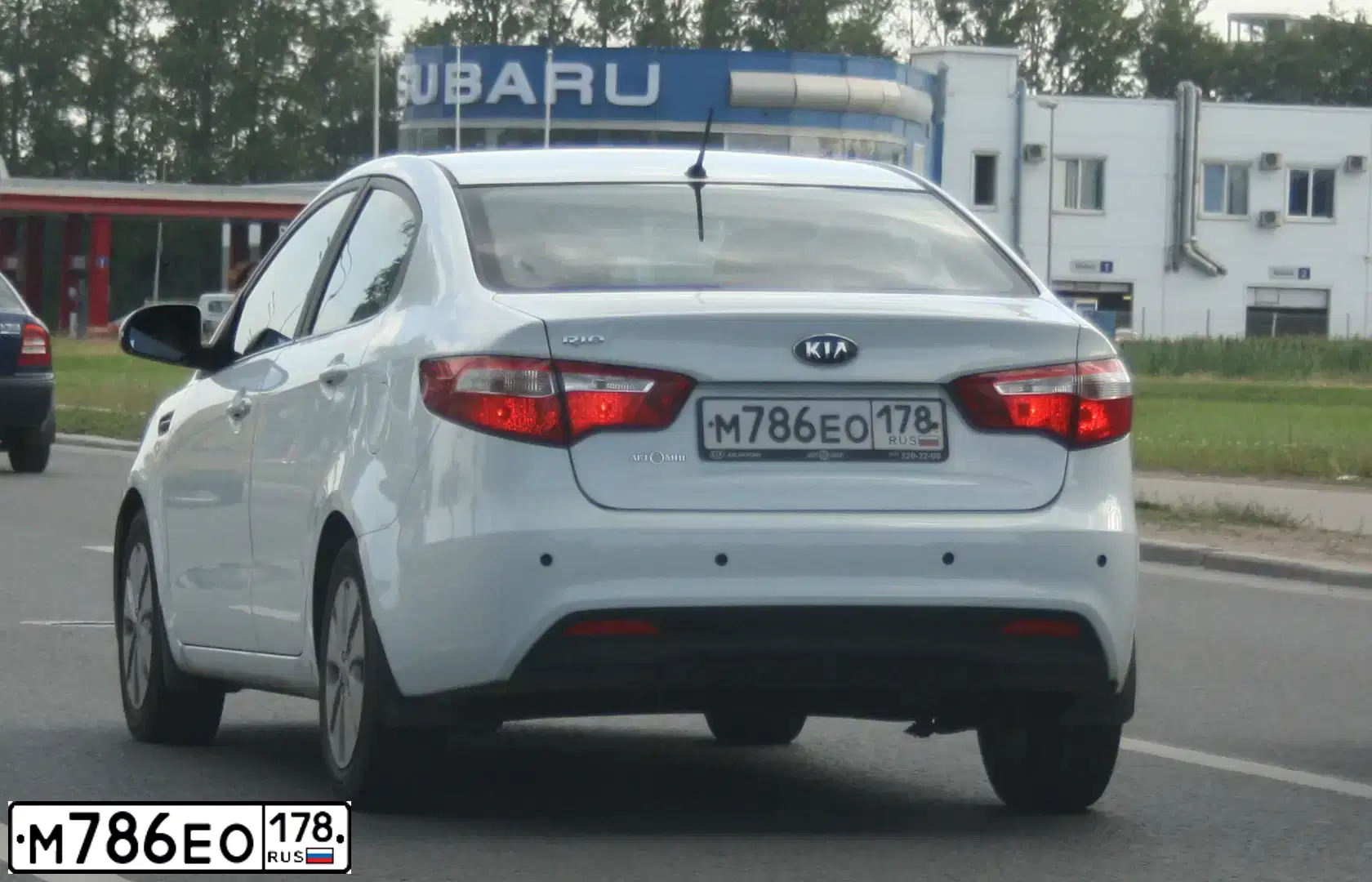 Фото автомобиля KIA RIO, 2012 — госномер М786ЕО178. Цвет: БЕЛЫЙ