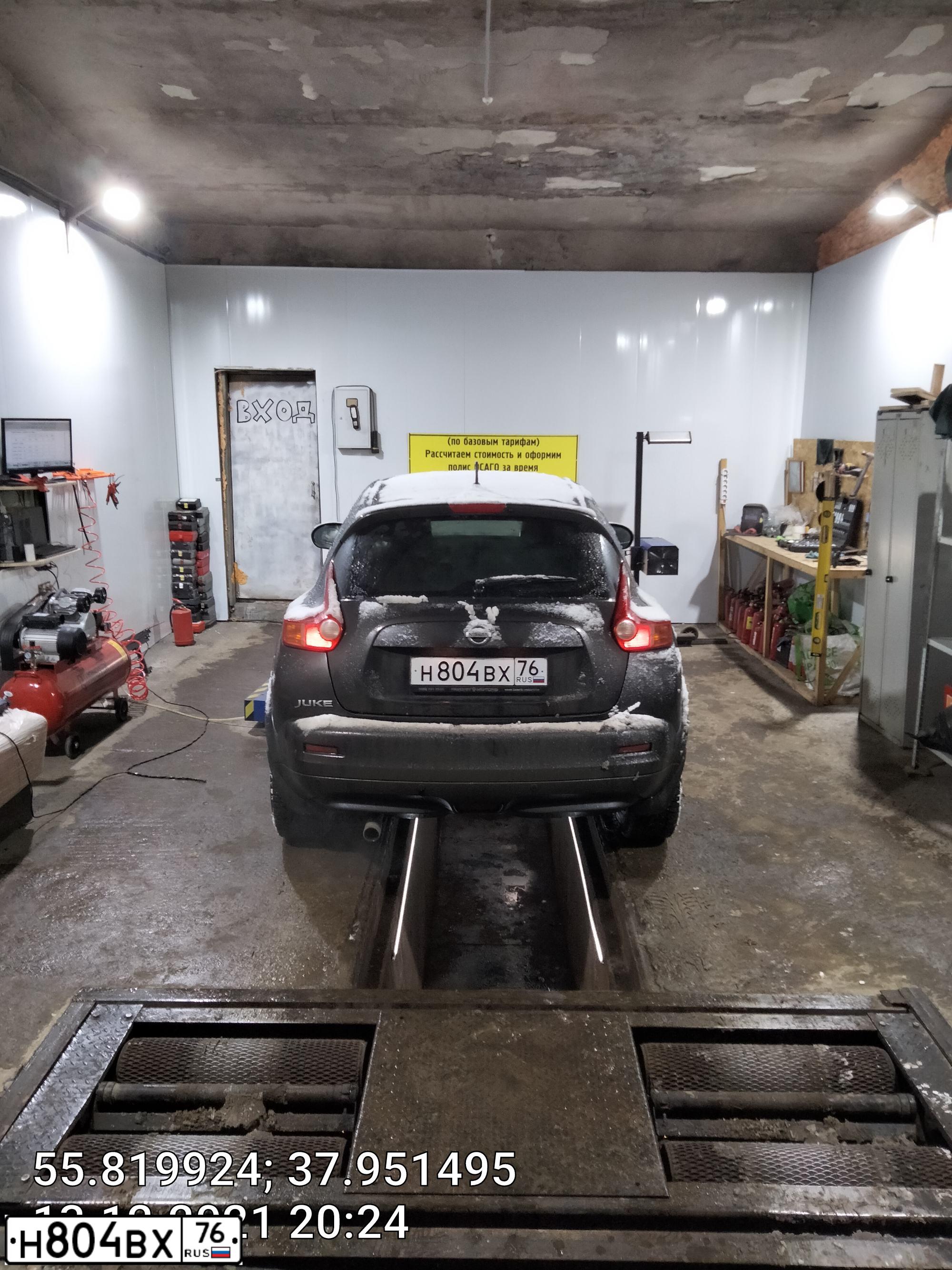 Фото автомобиля NISSAN JUKE, 2012 — госномер О137СА77. Цвет: КОРИЧНЕВЫЙ ТЕМНЫЙ