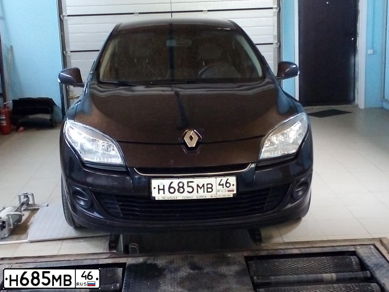 Фото автомобиля RENAULT MEGANE, 2014 — госномер О317ЕХ32. Цвет: ТЕМНО-КОРИЧНЕВЫЙ