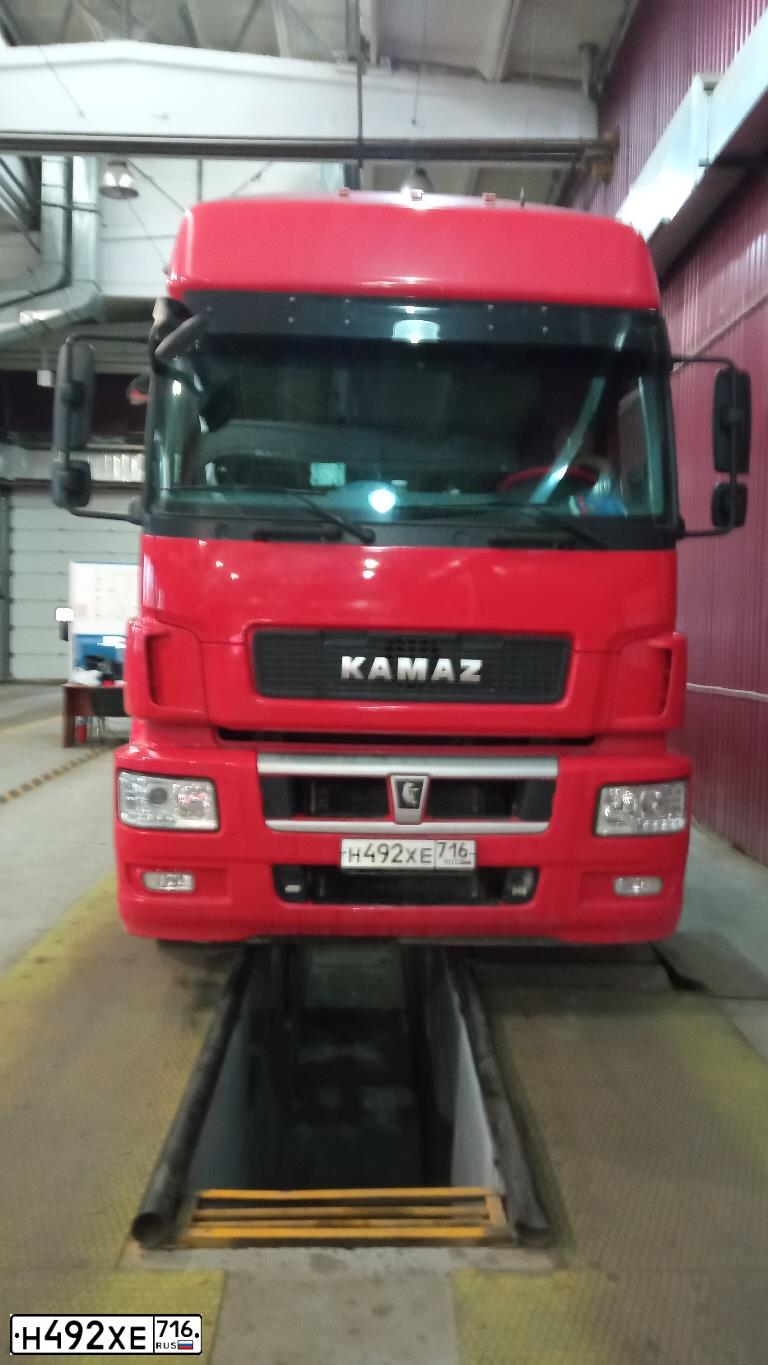 Фото автомобиля KAMAZ 5490 /4X2/, 2016 — госномер Н492ХЕ716. Цвет: Красный RAL 3001