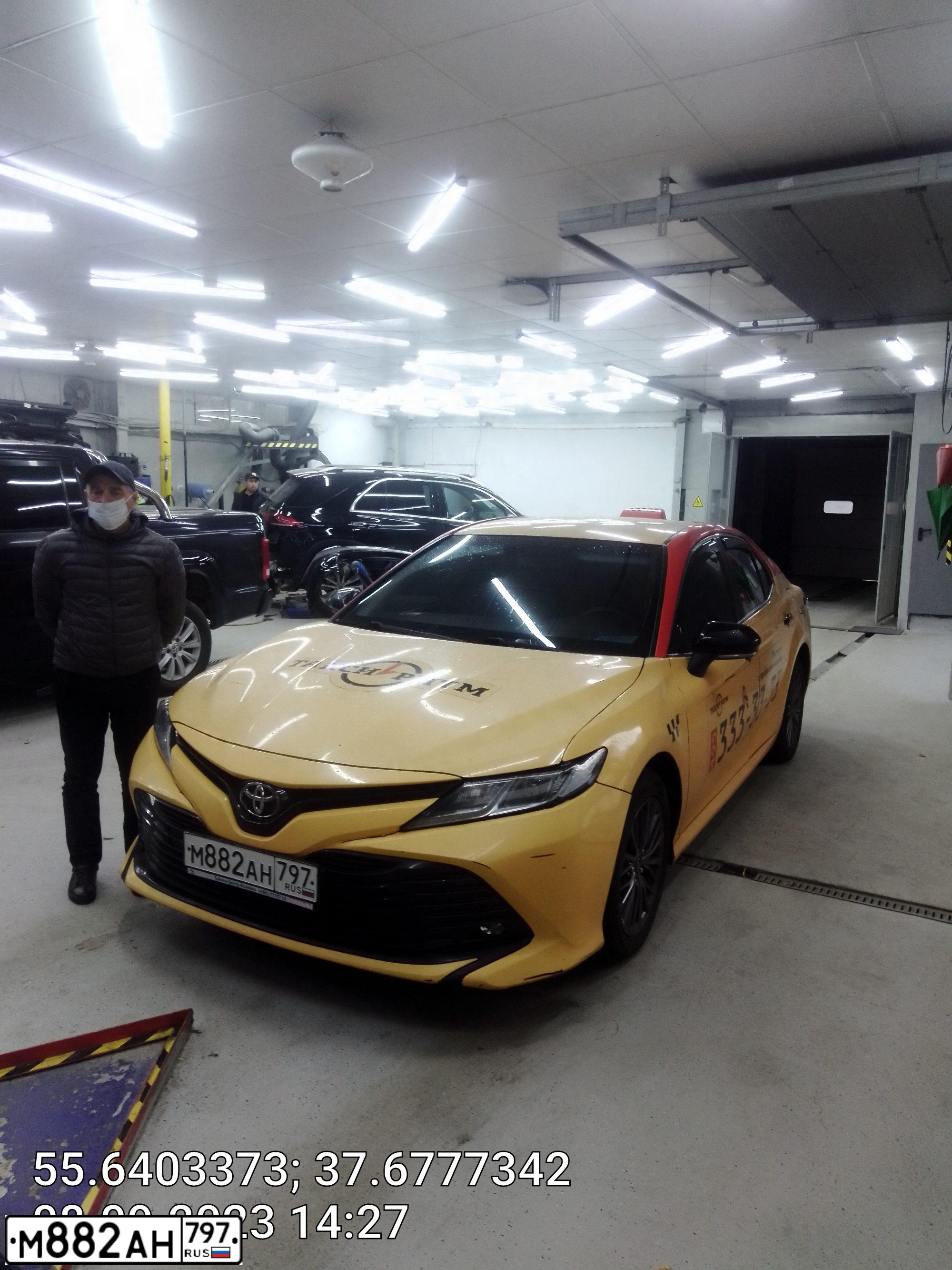 Фото автомобиля TOYOTA CAMRY, 2020 — госномер М882АН797. Цвет: ЖЁЛТЫЙ