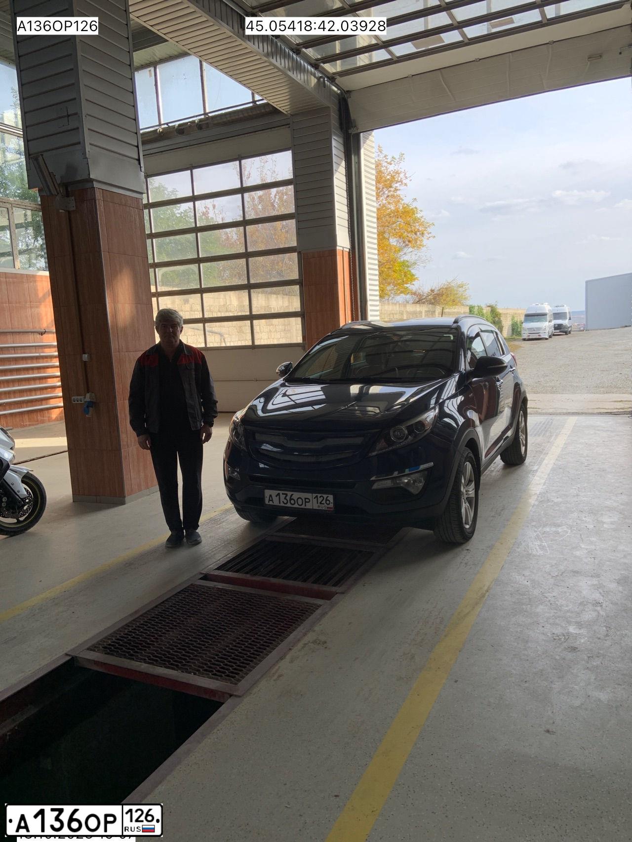 Фото автомобиля KIA SPORTAGE, 2011 — госномер К555РВ26. Цвет: синий
