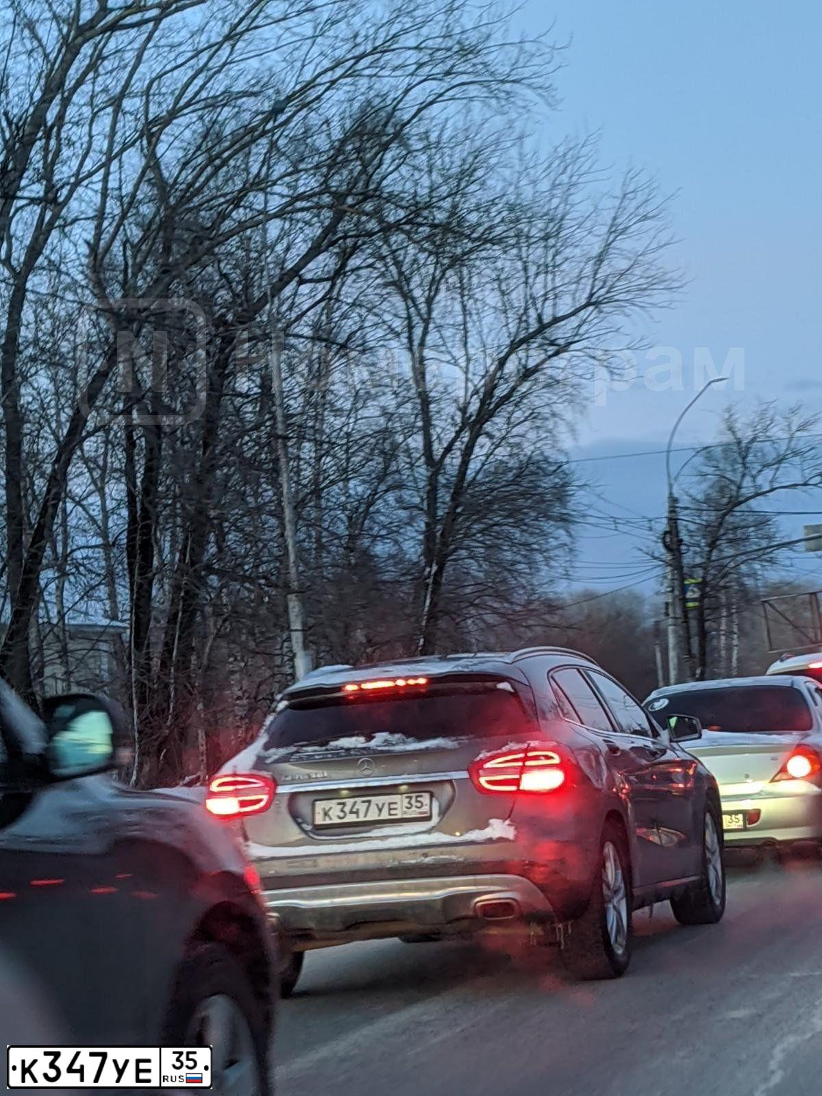 Фото автомобиля MERCEDES GLA-KLASSE, 2014 — госномер К347УЕ35. Цвет: СЕРЫЙ