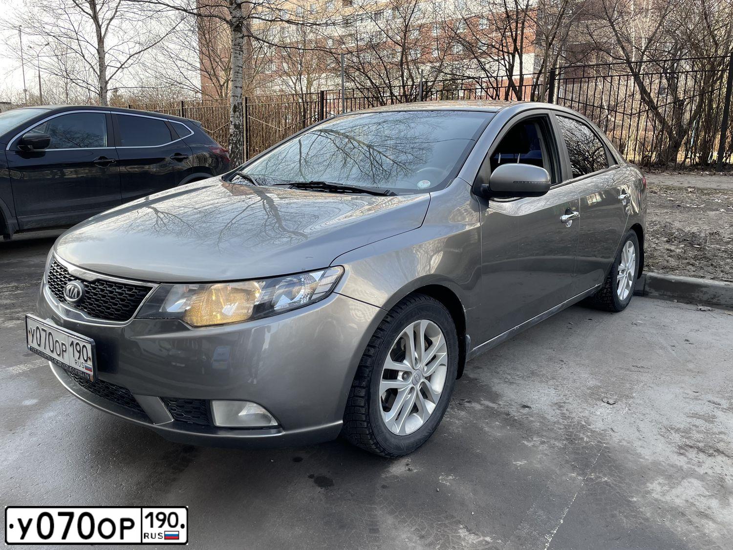 Фото автомобиля KIA CERATO, 2011 — госномер Р935ЕН193. Цвет: СЕРЫЙ