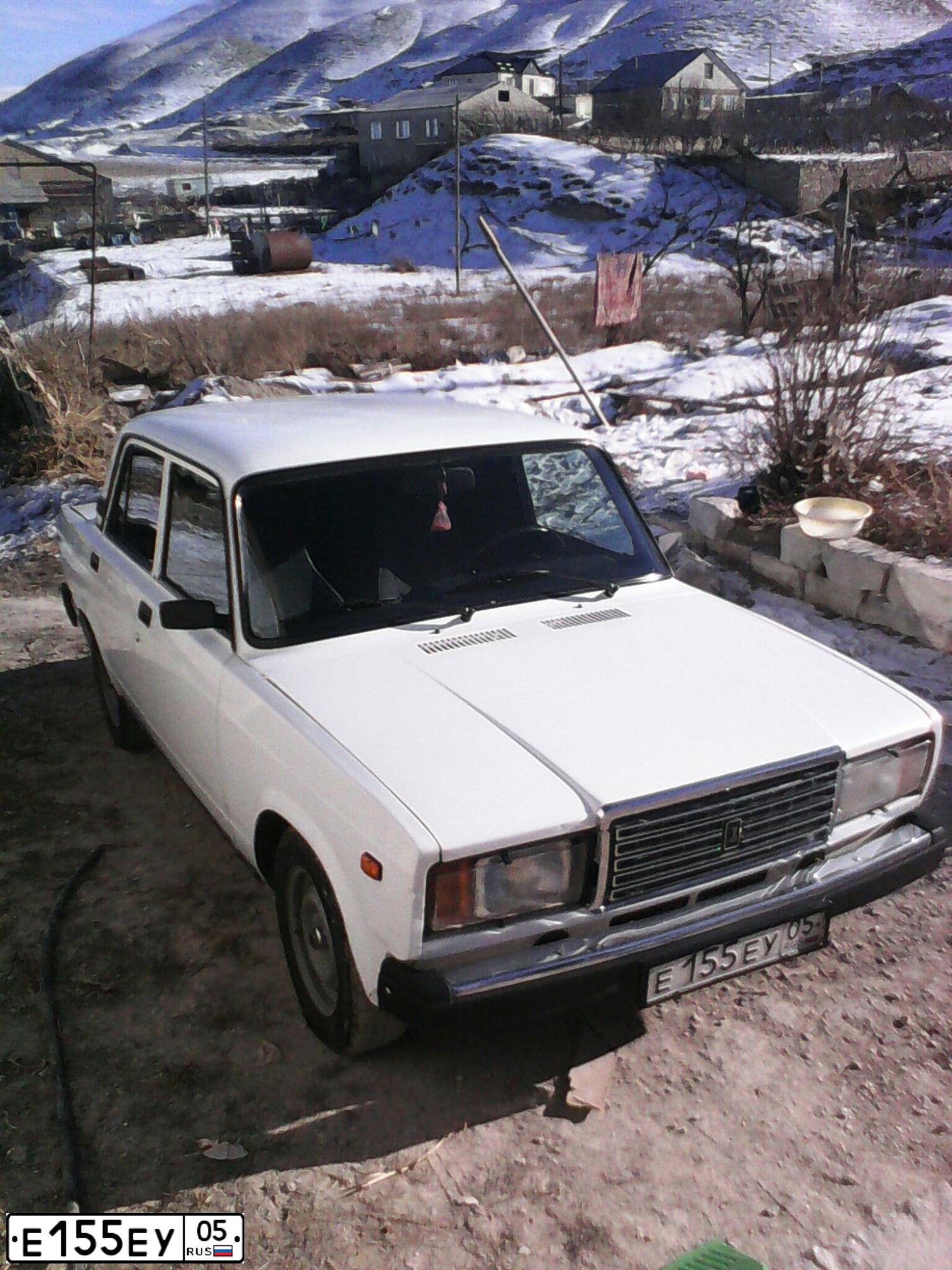 Фото автомобиля LADA 2107, 2004 — госномер Е155ЕУ05. Цвет: ЯРКО-БЕЛЫЙ