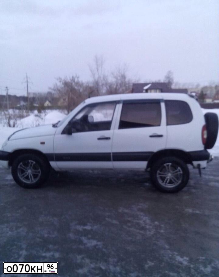 Фото автомобиля CHEVROLET NIVA, 2003 — госномер О070КН96. Цвет: Белый