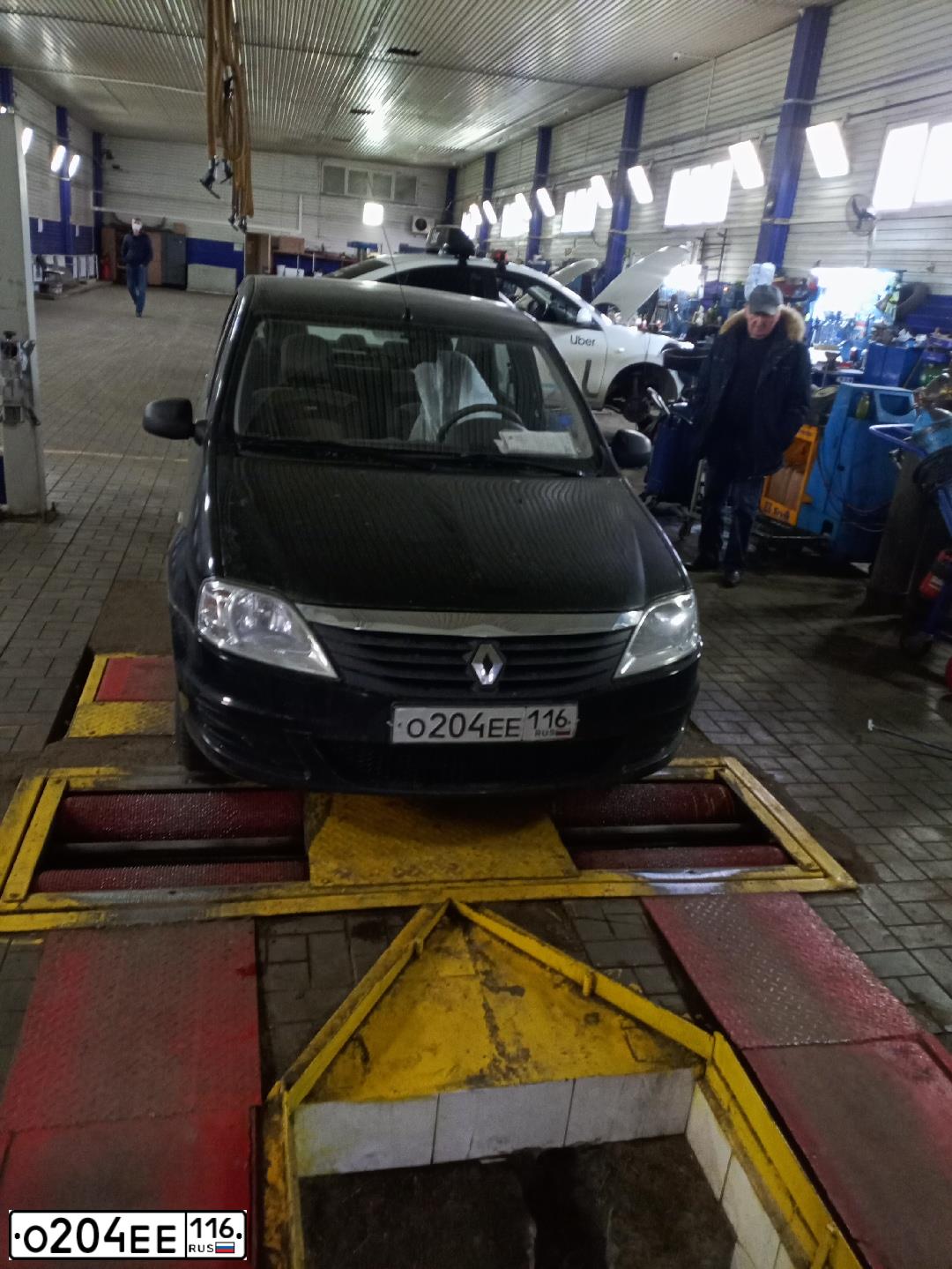 Фото автомобиля RENAULT LOGAN, 2011 — госномер Е224УХ54. Цвет: ЧЕРНЫЙ