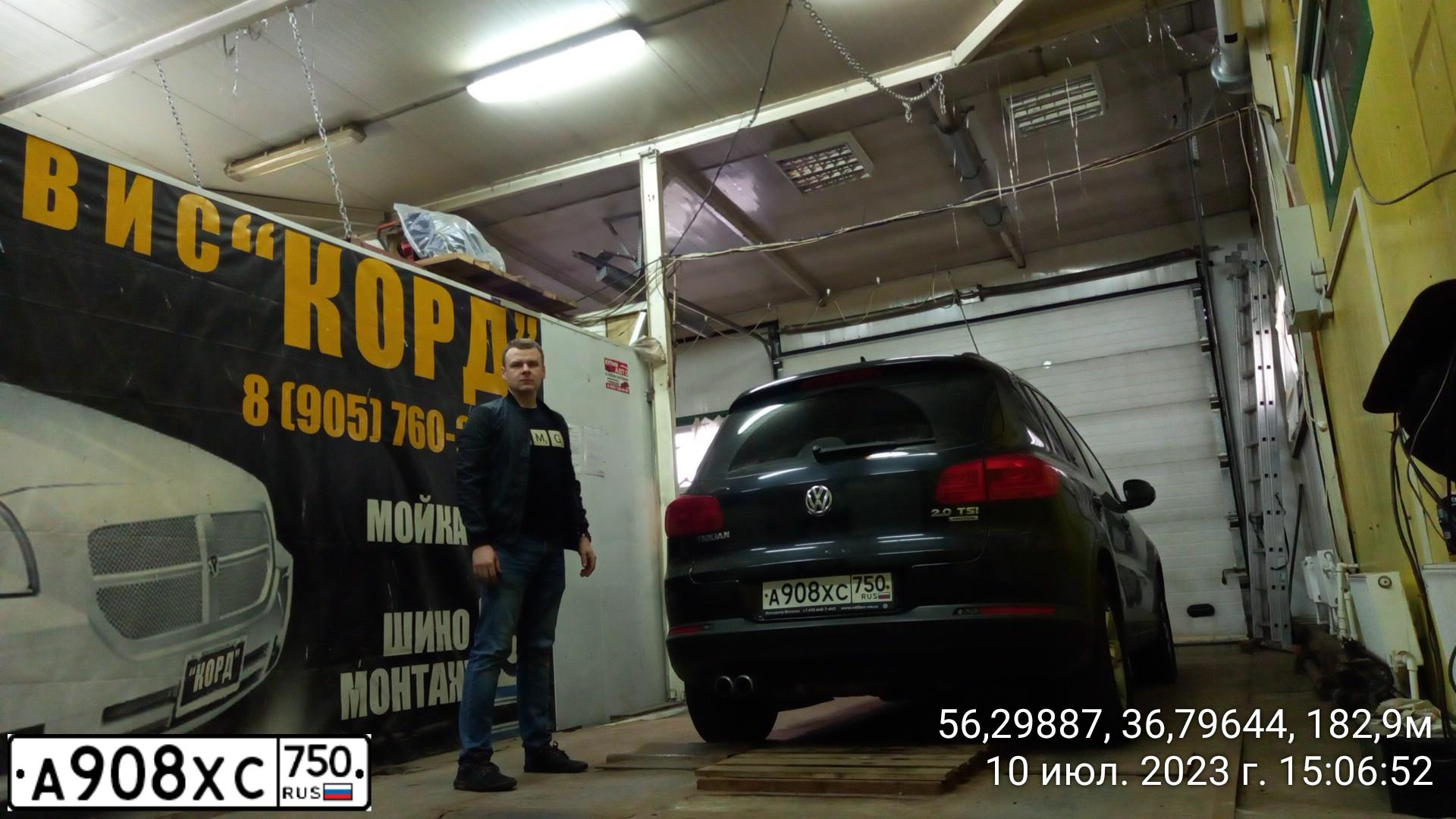 Фото автомобиля VOLKSWAGEN TIGUAN, 2011 — госномер К008НМ750. Цвет: ЧЕРНЫЙ