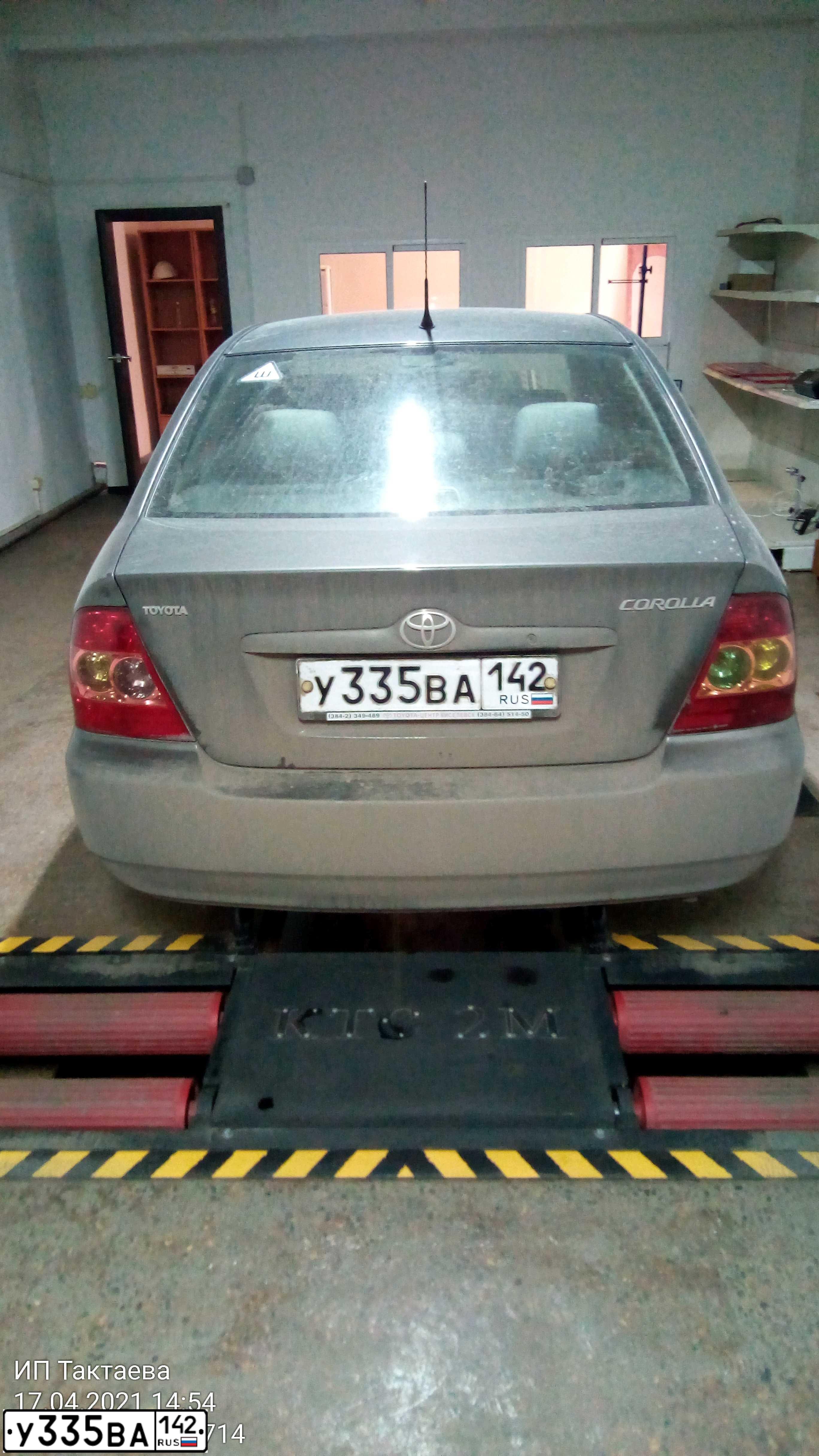 Фото автомобиля TOYOTA COROLLA, 2005 — госномер У335ВА142. Цвет: СЕРЫЙ