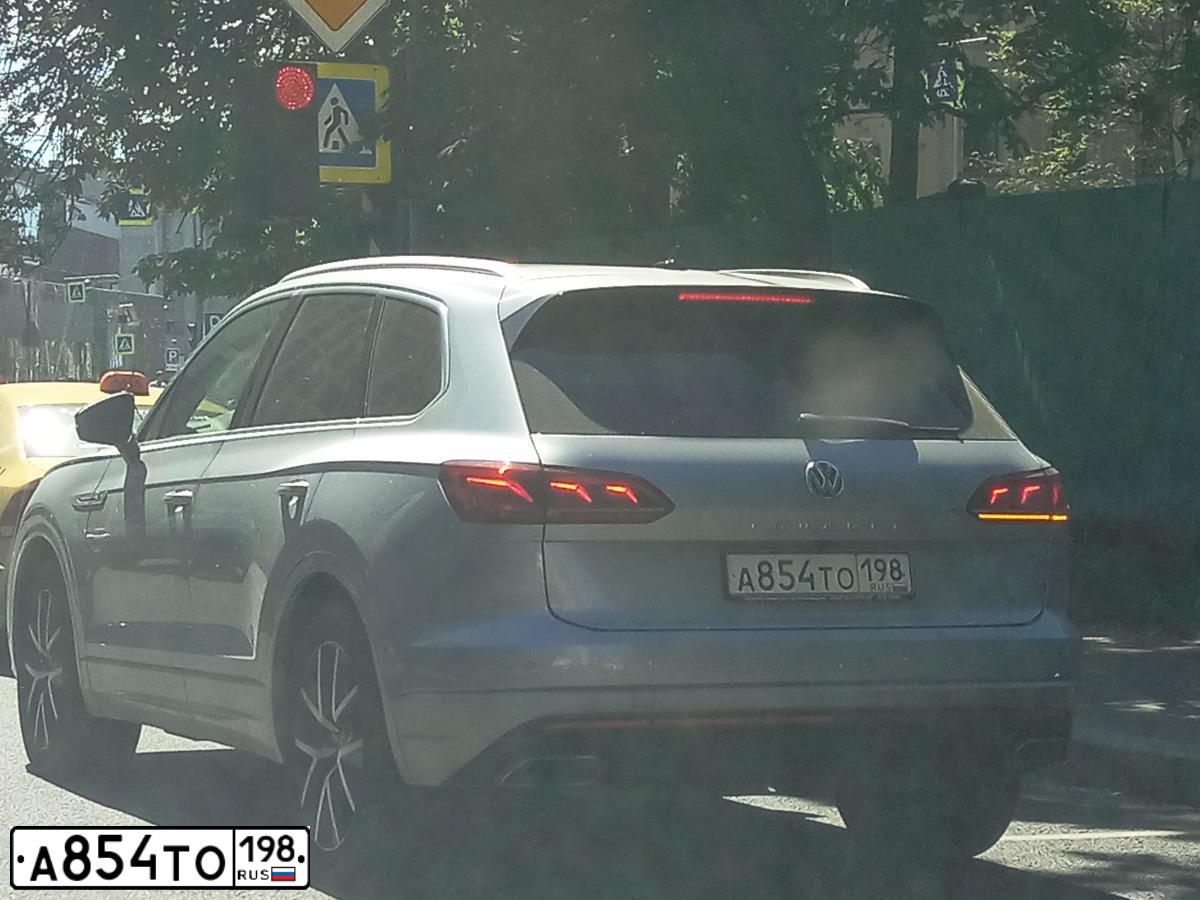 Фото автомобиля VOLKSWAGEN TOUAREG, 2018 — госномер А854ТО198. Цвет: Серебристый