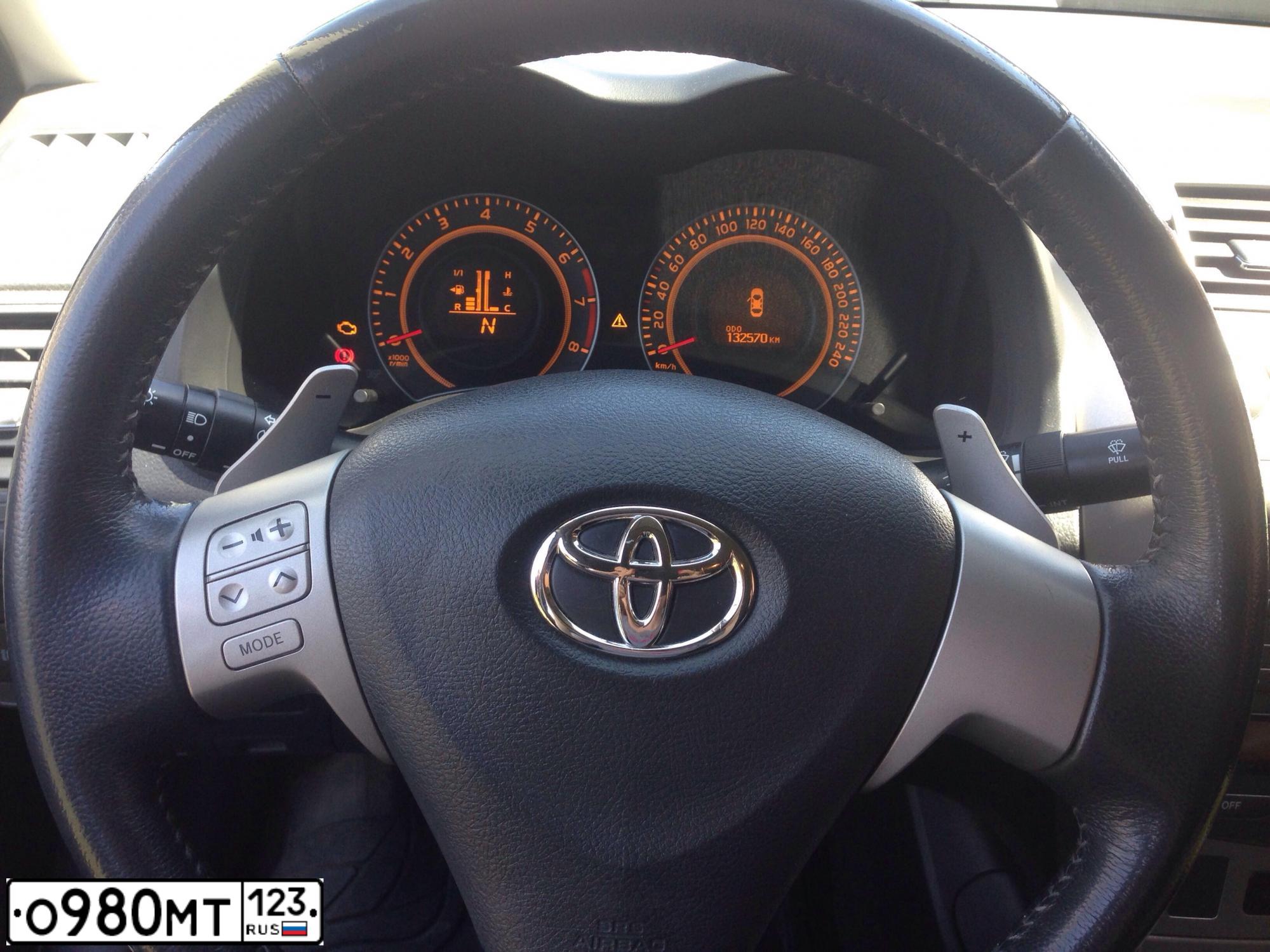 Фото автомобиля TOYOTA COROLLA, 2007 — госномер Е020ХХ61. Цвет: ЧЕРНЫЙ