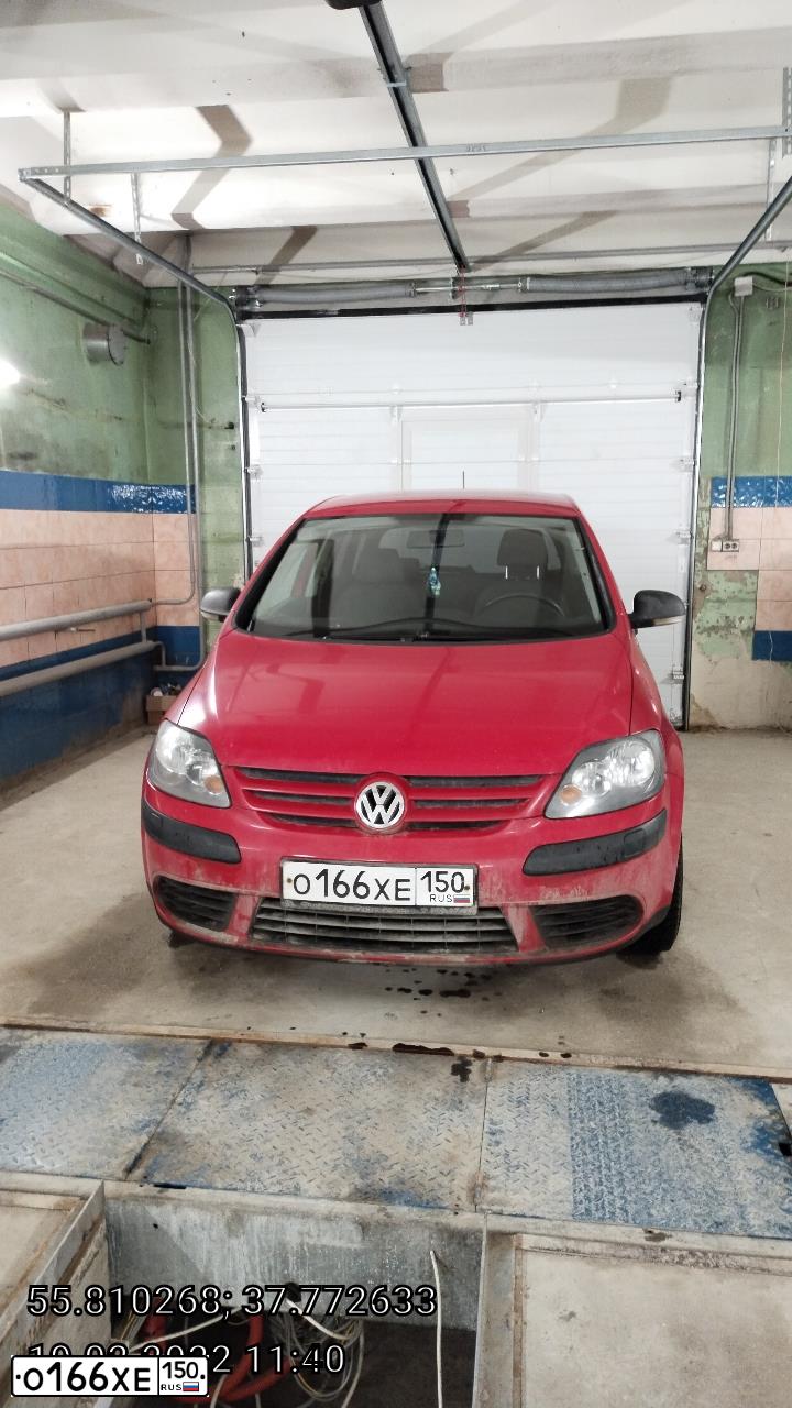 Фото автомобиля VOLKSWAGEN GOLF PLUS, 2008 — госномер О166ХЕ150. Цвет: КРАСНЫЙ