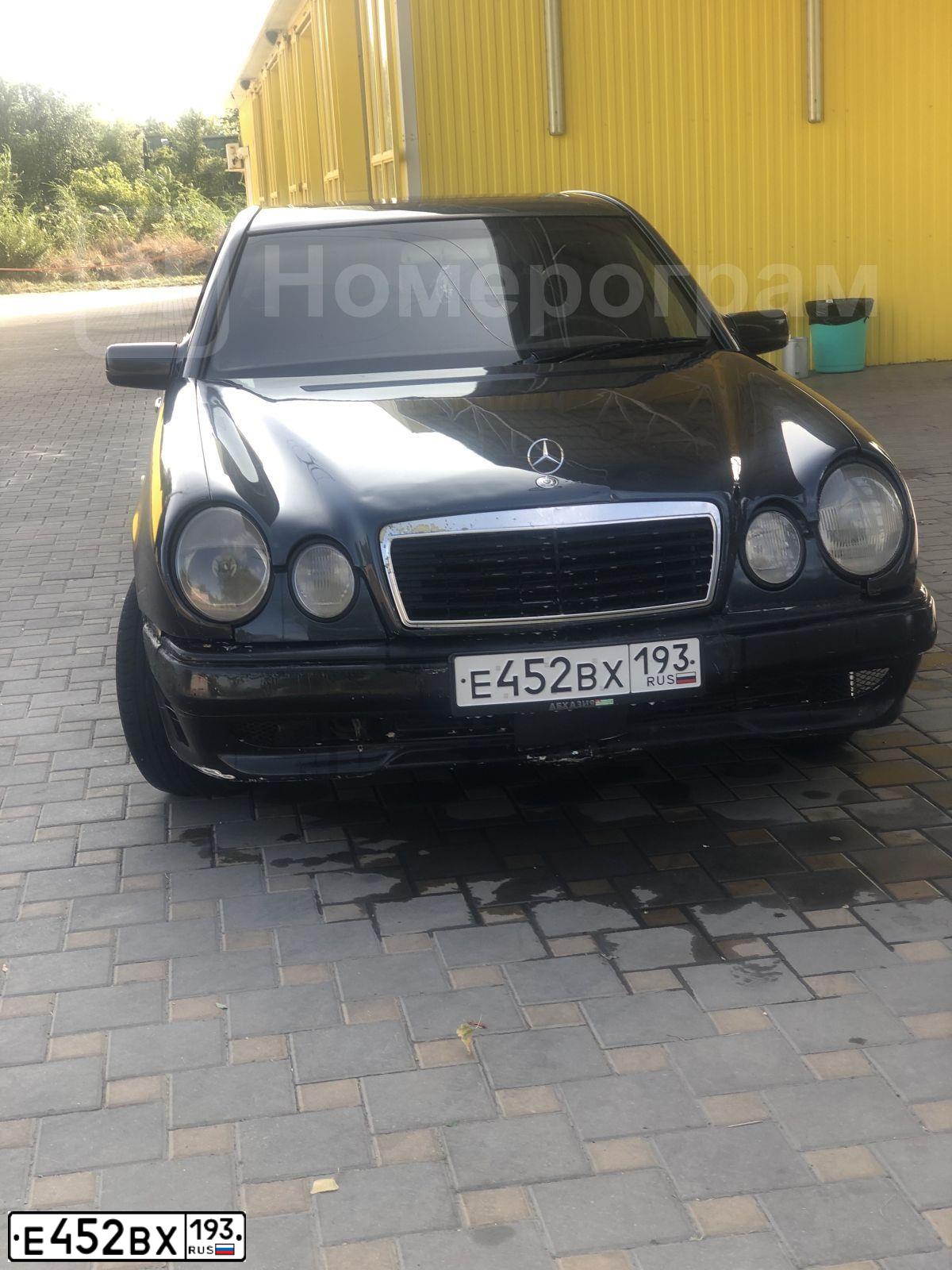 Фото автомобиля MERCEDES-BENZ E240, 1997 — госномер М585УО193. Цвет: Темно-синий