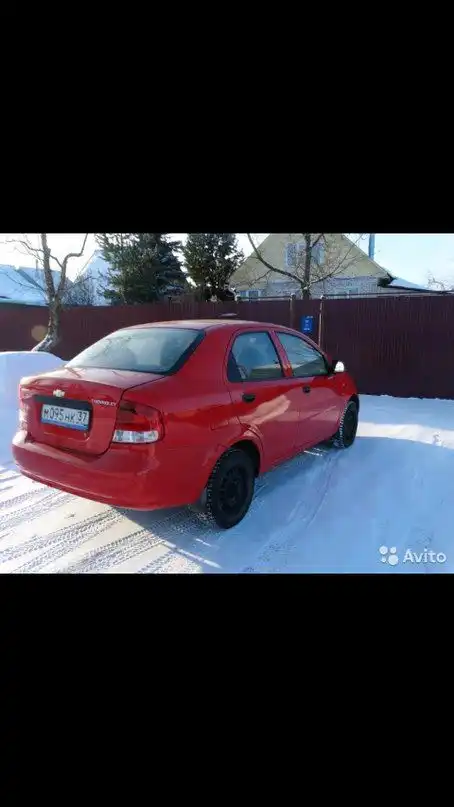Фото автомобиля CHEVROLET KALOS, 2004 — госномер О235НМ44. Цвет: Красный
