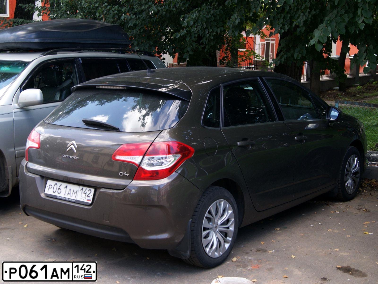 Фото автомобиля CITROEN C4, 2012 — госномер Е033ХЕ198. Цвет: Коричневый