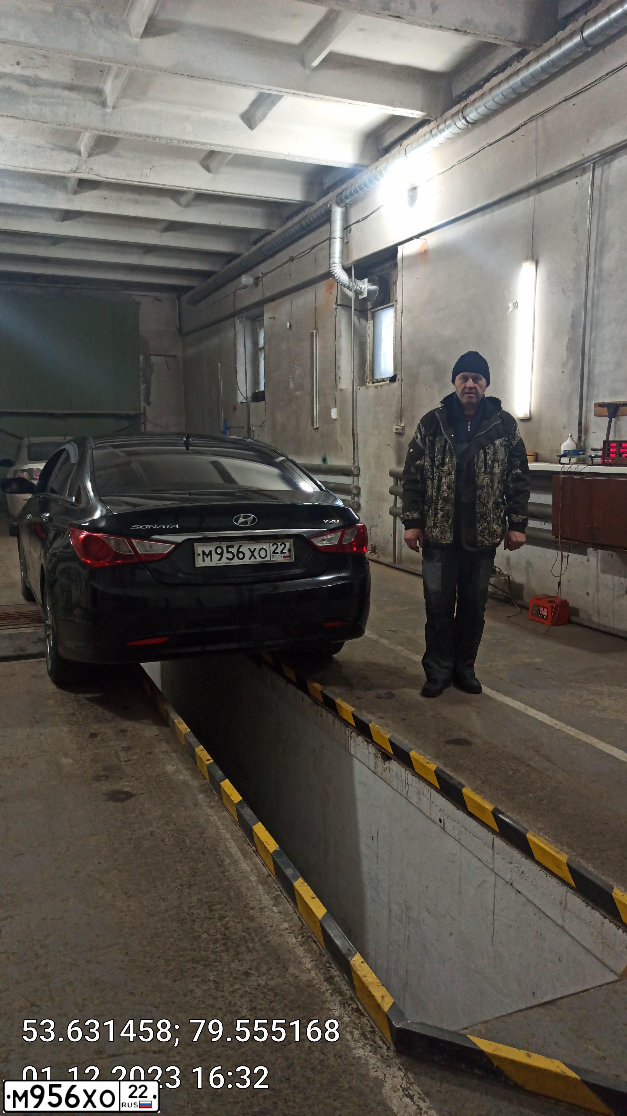Фото автомобиля HYUNDAI SONATA, 2010 — госномер М956ХО22. Цвет: ЧЕРНЫЙ
