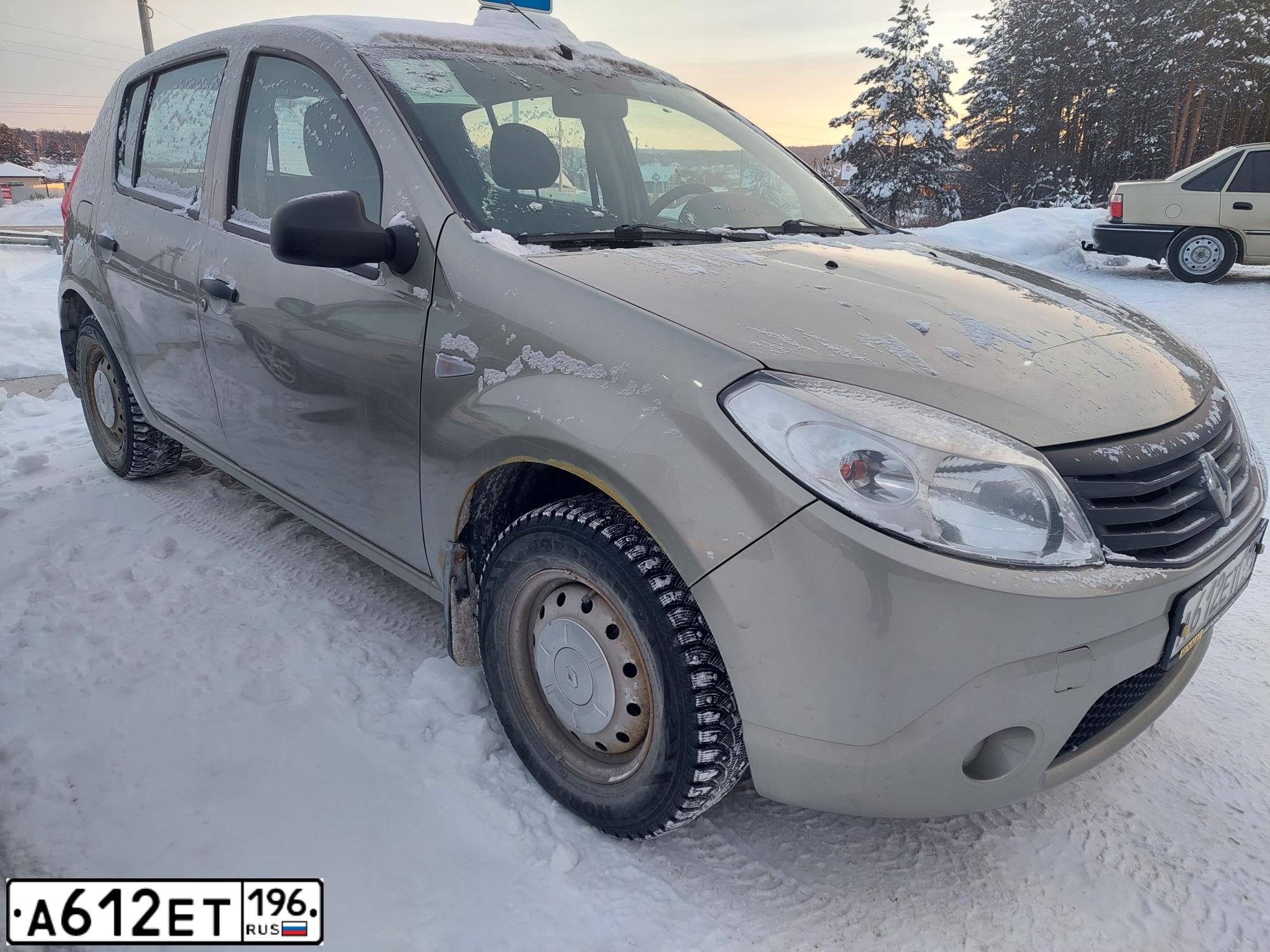 Фото автомобиля RENAULT SANDERO, 2013 — госномер Р971МУ196. Цвет: БЕЖЕВЫЙ
