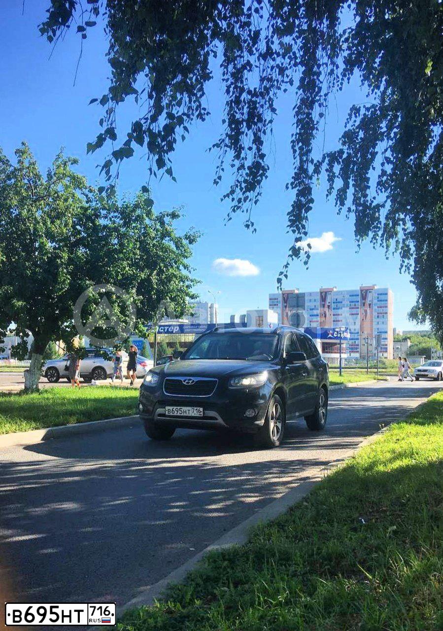 Фото автомобиля HYUNDAI SANTA FE, 2012 — госномер В695НТ716. Цвет: ЧЕРНЫЙ