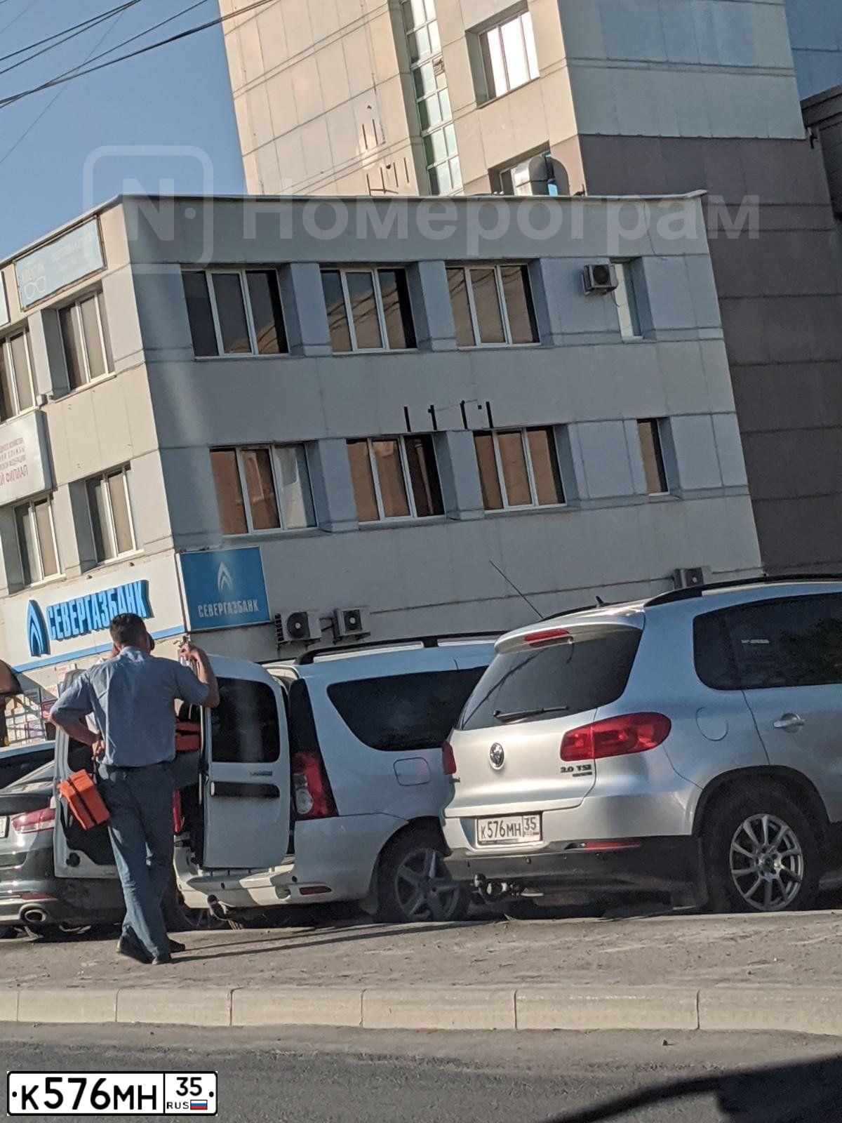 Фото автомобиля VOLKSWAGEN TIGUAN, 2013 — госномер К576МН35. Цвет: Серебристый