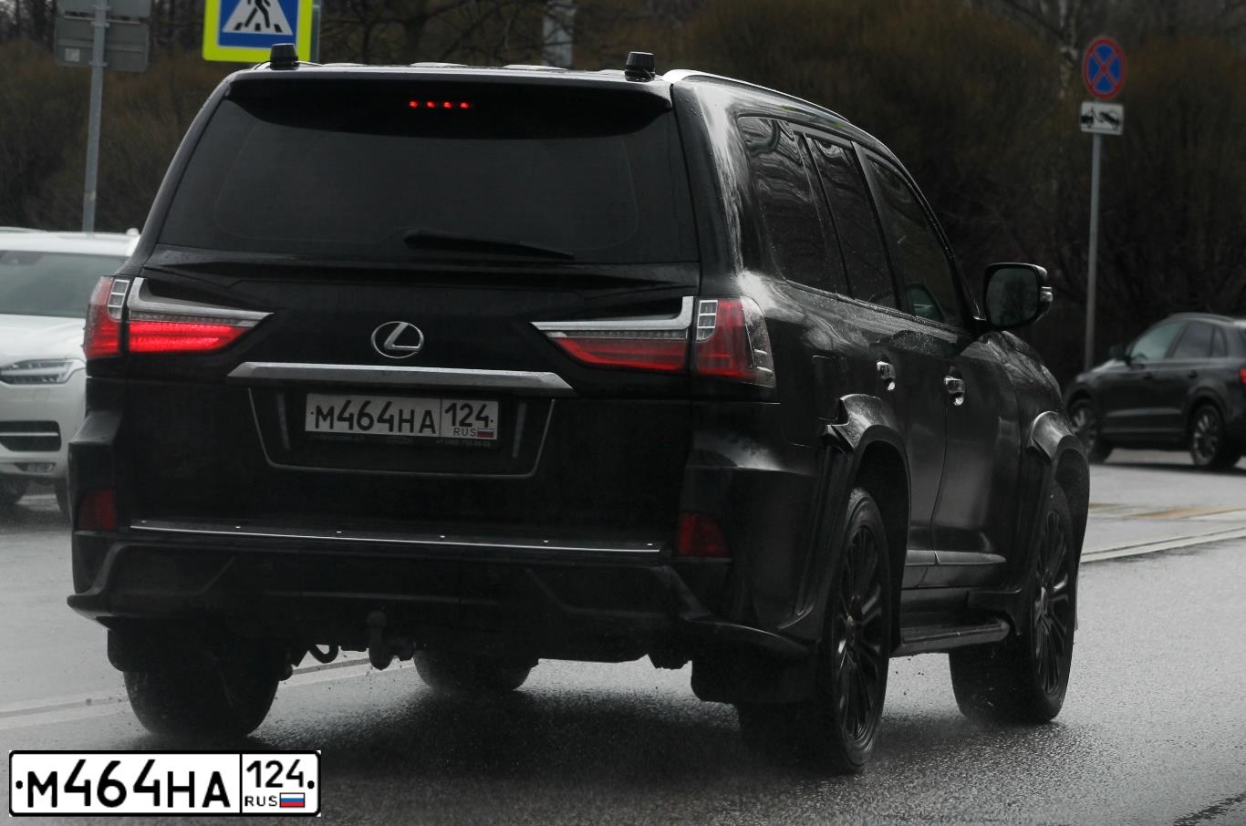 Фото автомобиля LEXUS LX, 2008 — госномер Е124СР124. Цвет: ЧЕРНЫЙ